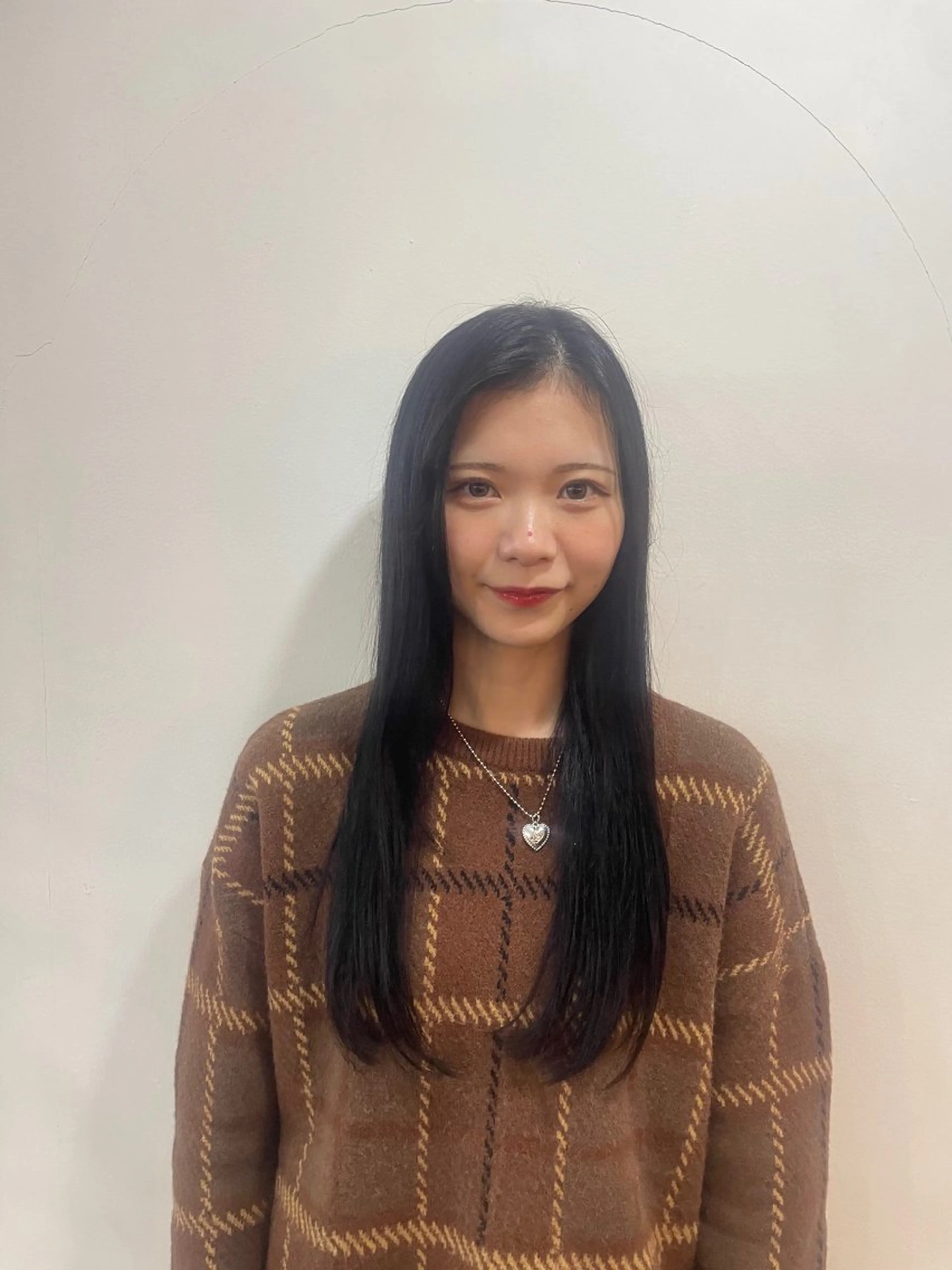 ロング カラー 黒髪 ブラウンカラー 透明感カラー デザインカラー イヤリングカラー mopa所属・mopa_kaede 暖色カラー/ロングのヘアスタイル