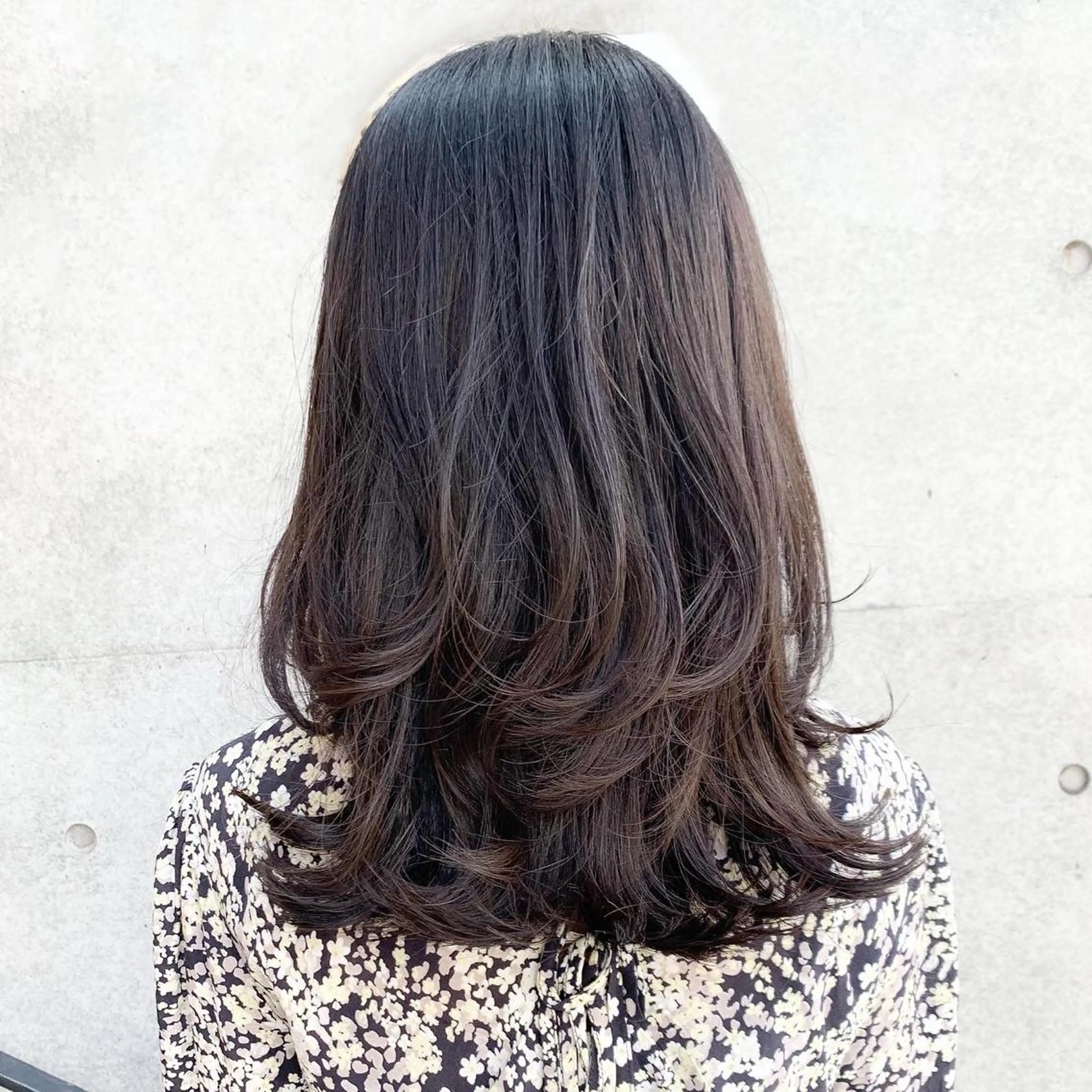 セミロング カラー レイヤーカット カット ヘアカラー CHIC表参道所属・伊良波 香里のヘアスタイル