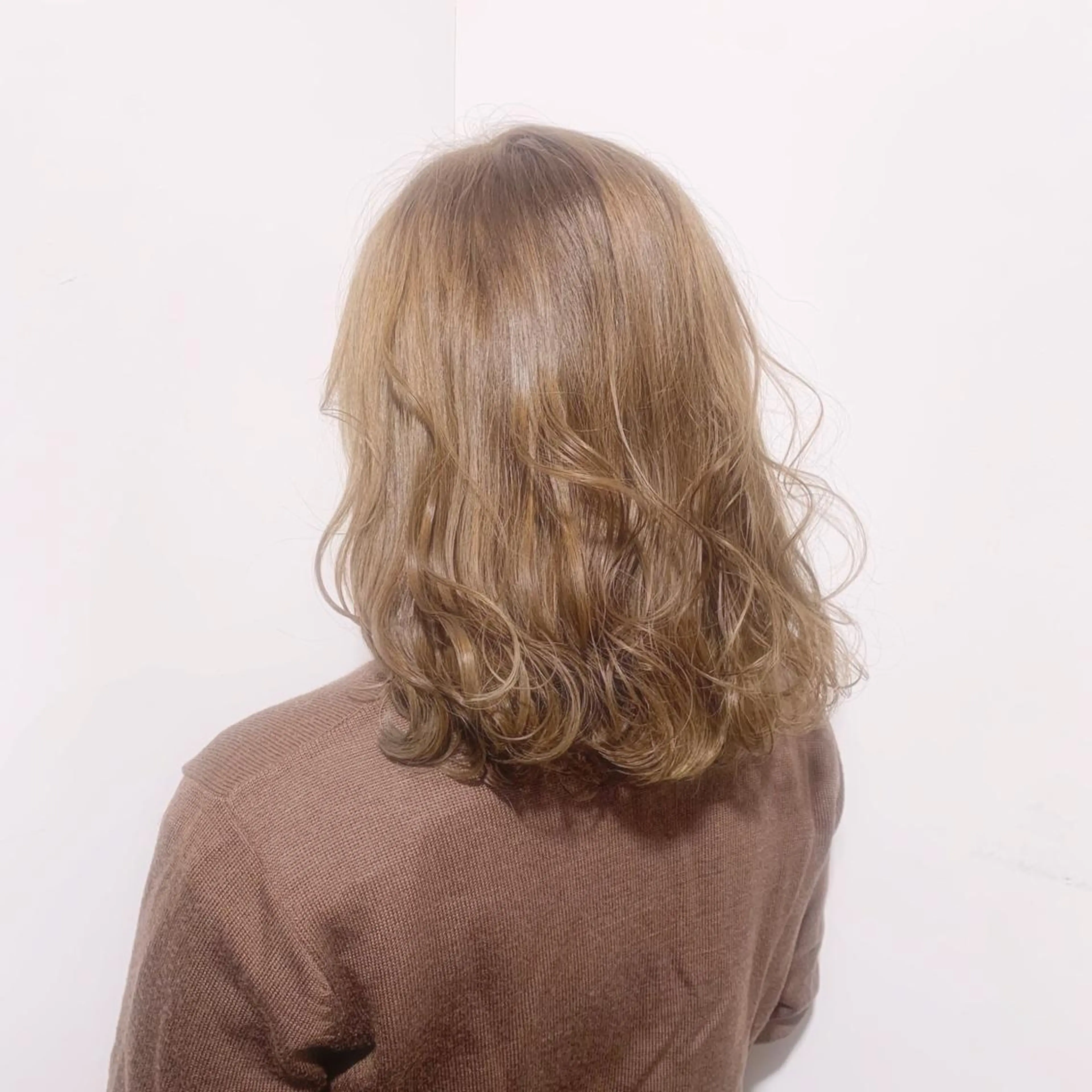ミディアム カラー アディクシーカラー ベージュカラー 黒髪 ブリーチ ブルーカラー ヘアカラー トリートメント 藤澤 夏実/インナーカラーのヘアスタイル