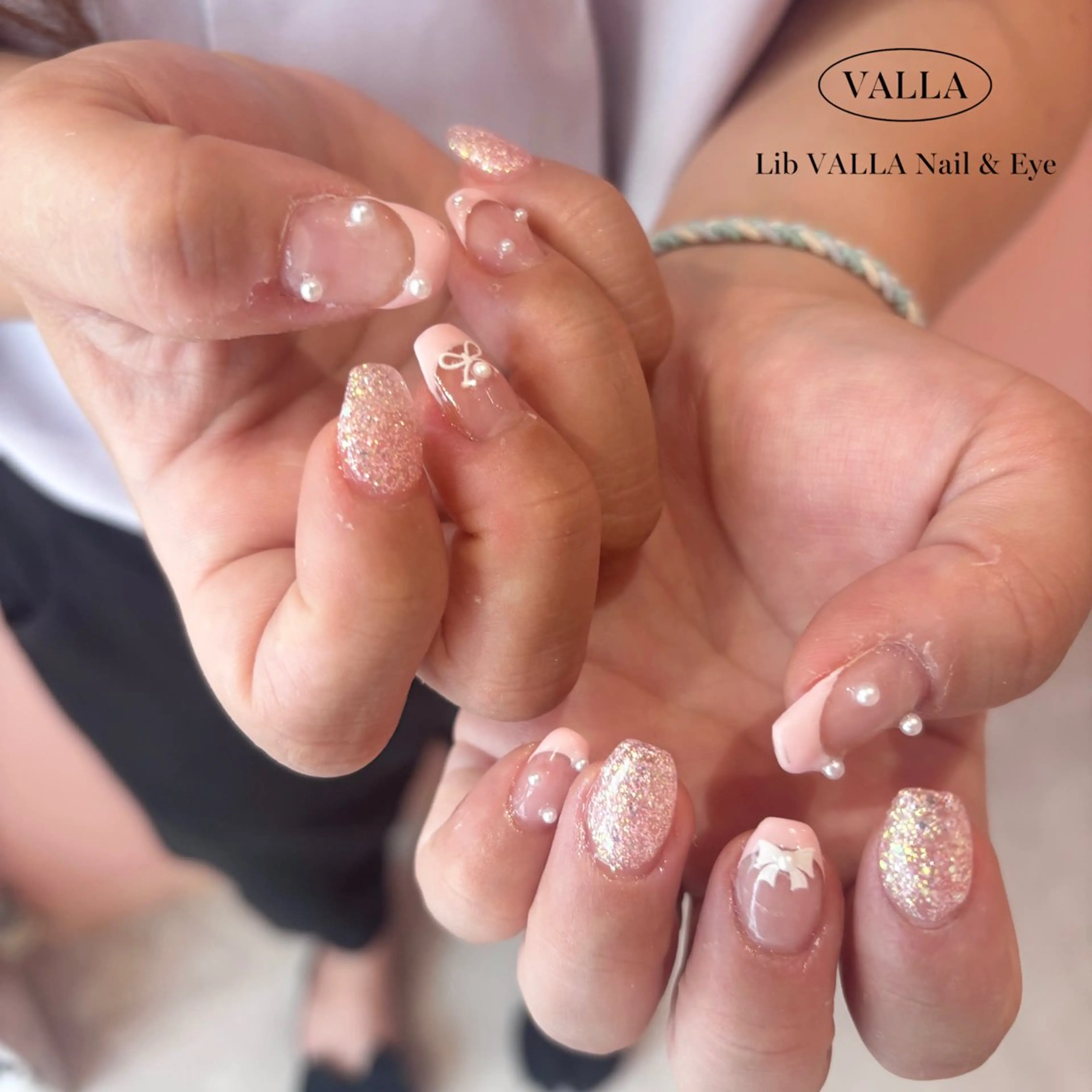 ネイル フレンチネイル ラメ(グリッター) LIB VALLA Yuri🍭🖤のネイルデザイン