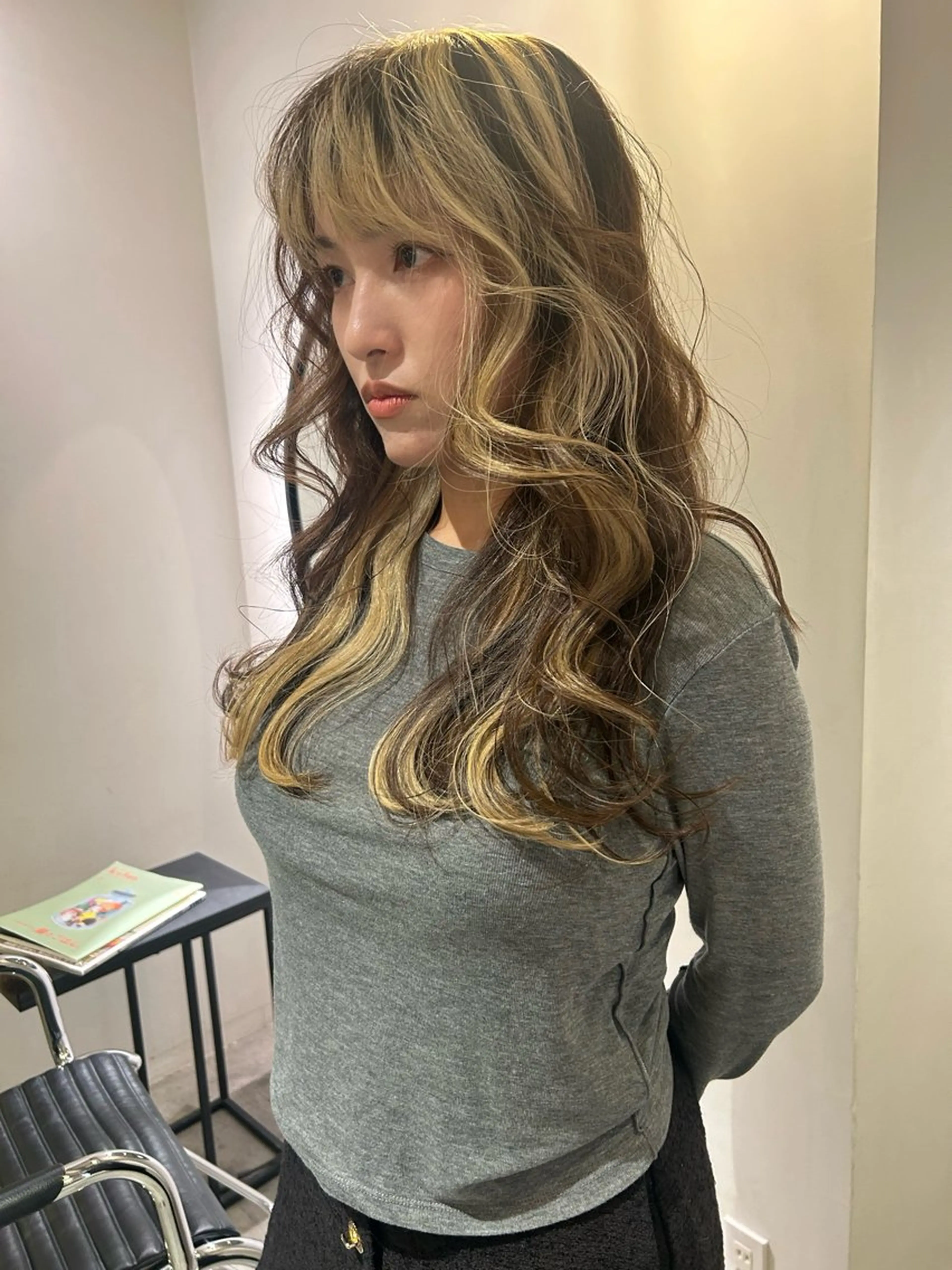 ロング カラー デザインカラー ハイライトカラー ハイライト カット ヘアカラー トリートメント Loom.所属・村上雅人 ナチュラルモードのヘアスタイル