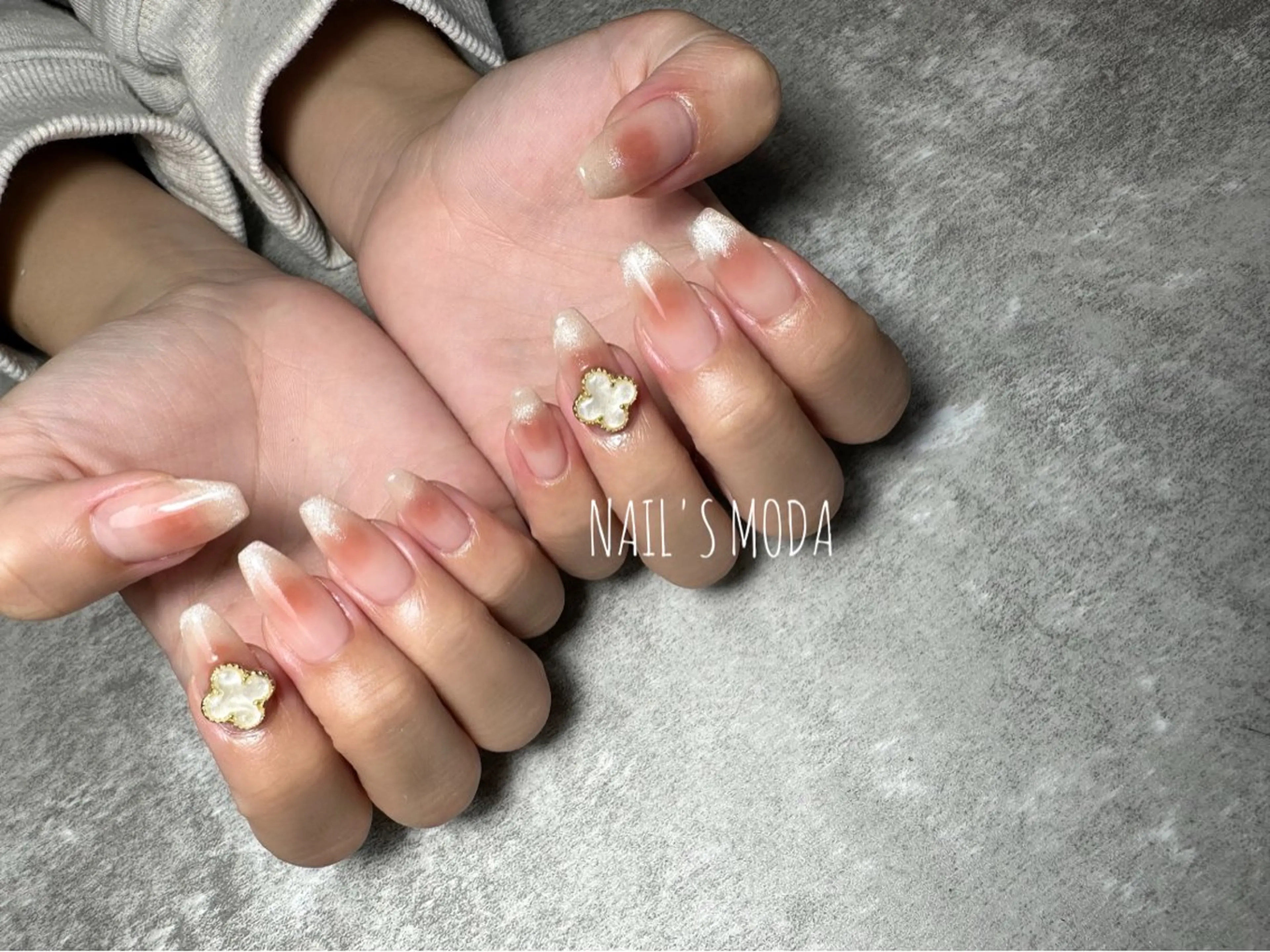 ネイル オーロラネイル 長さ出し フットネイル フレンチネイル ジェルネイル NAIL'S MODAのネイルデザイン