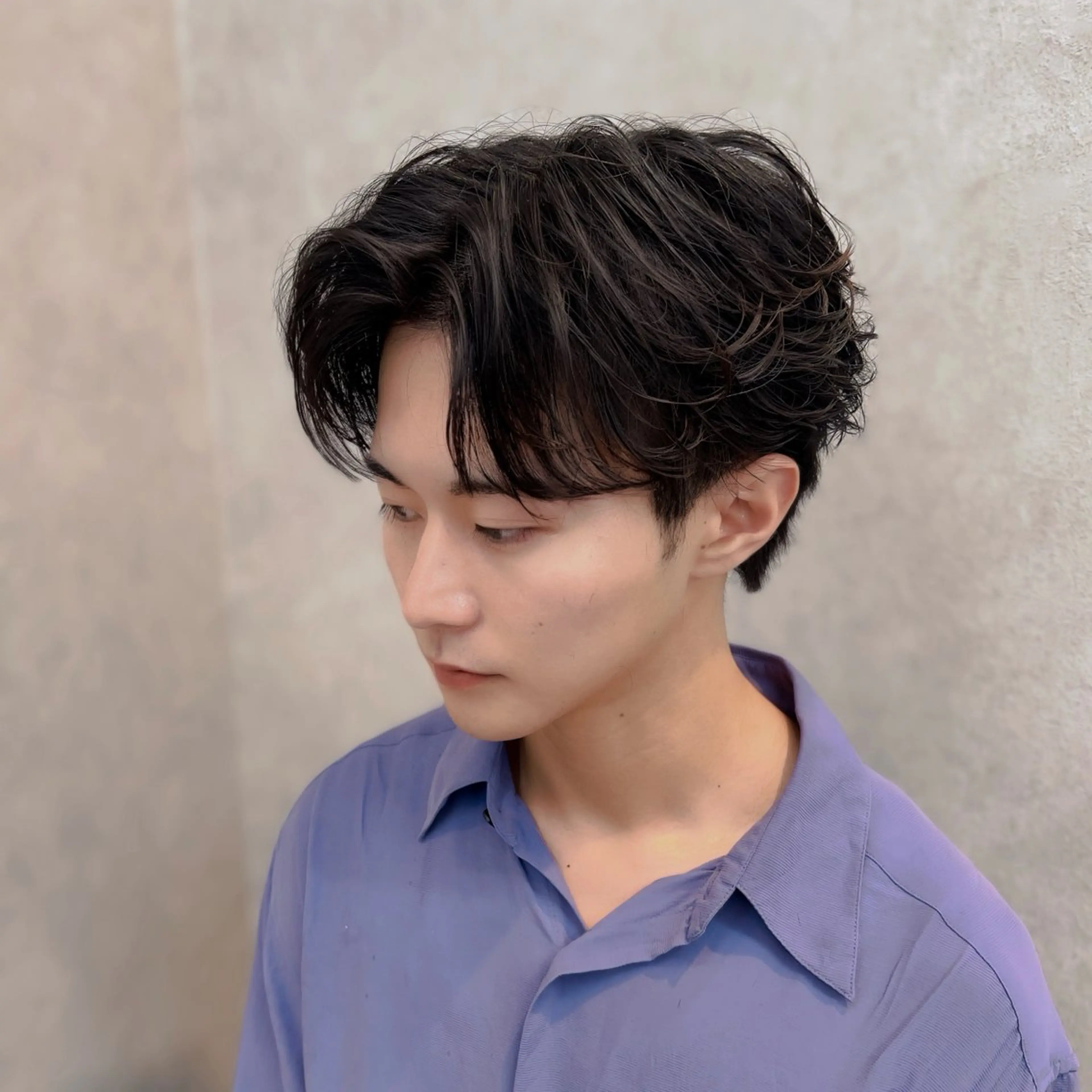 ミディアム メンズ センターパート フェザー/ゆるふわ パーマ/鐘ヶ江 航青のヘアスタイル