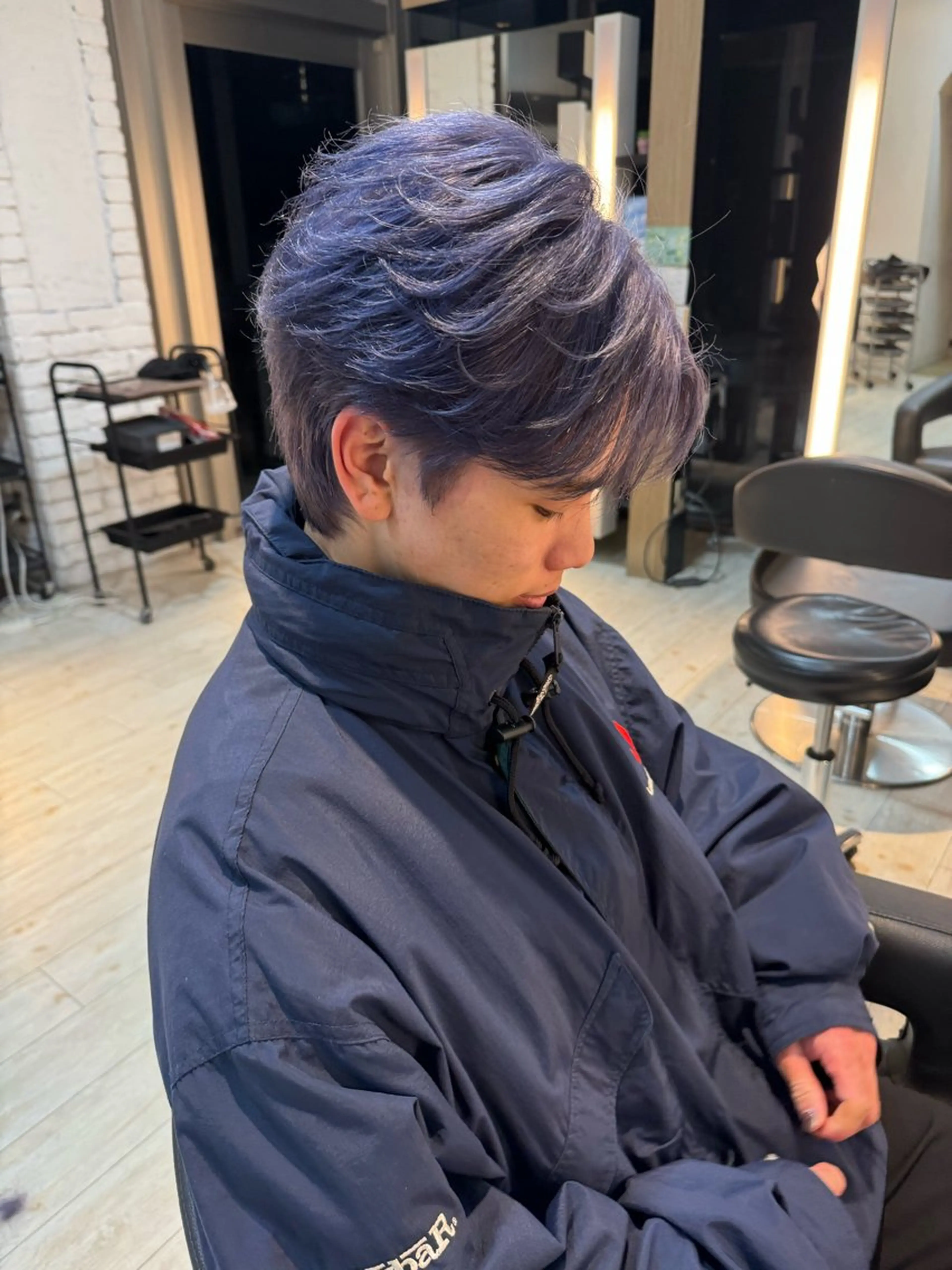 カラー メンズ メンズブリーチ ブリーチ バイオレットカラー カット ヘアカラー トリートメント 有働由良／ハイトーン ／韓国メンズヘアのヘアスタイル