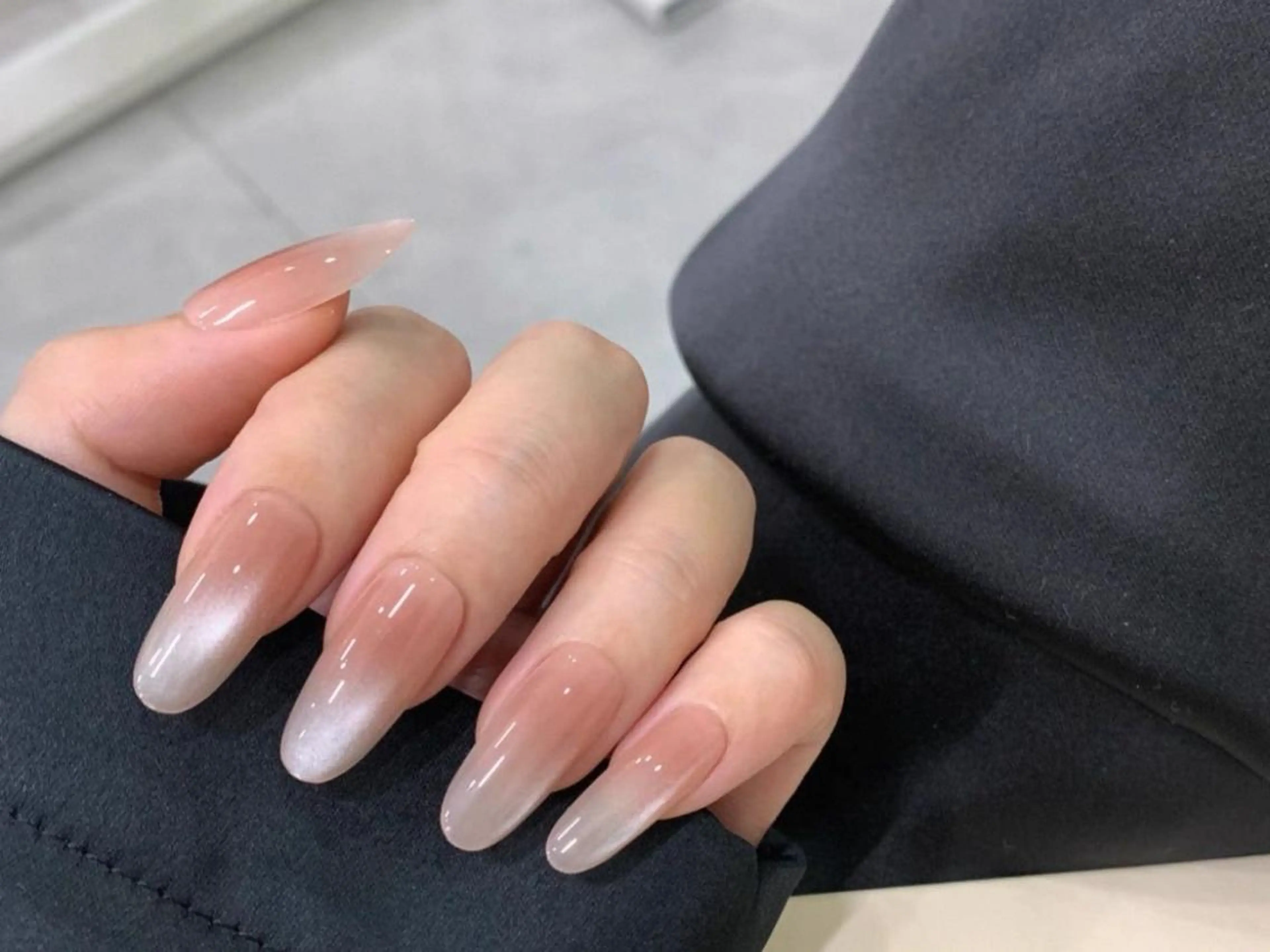 ネイル フレンチネイル ジェルネイル ガーリー グラデーション ホログラムネイル ハンドネイル ハンドケア Salon de Minuit🦩のネイルデザイン