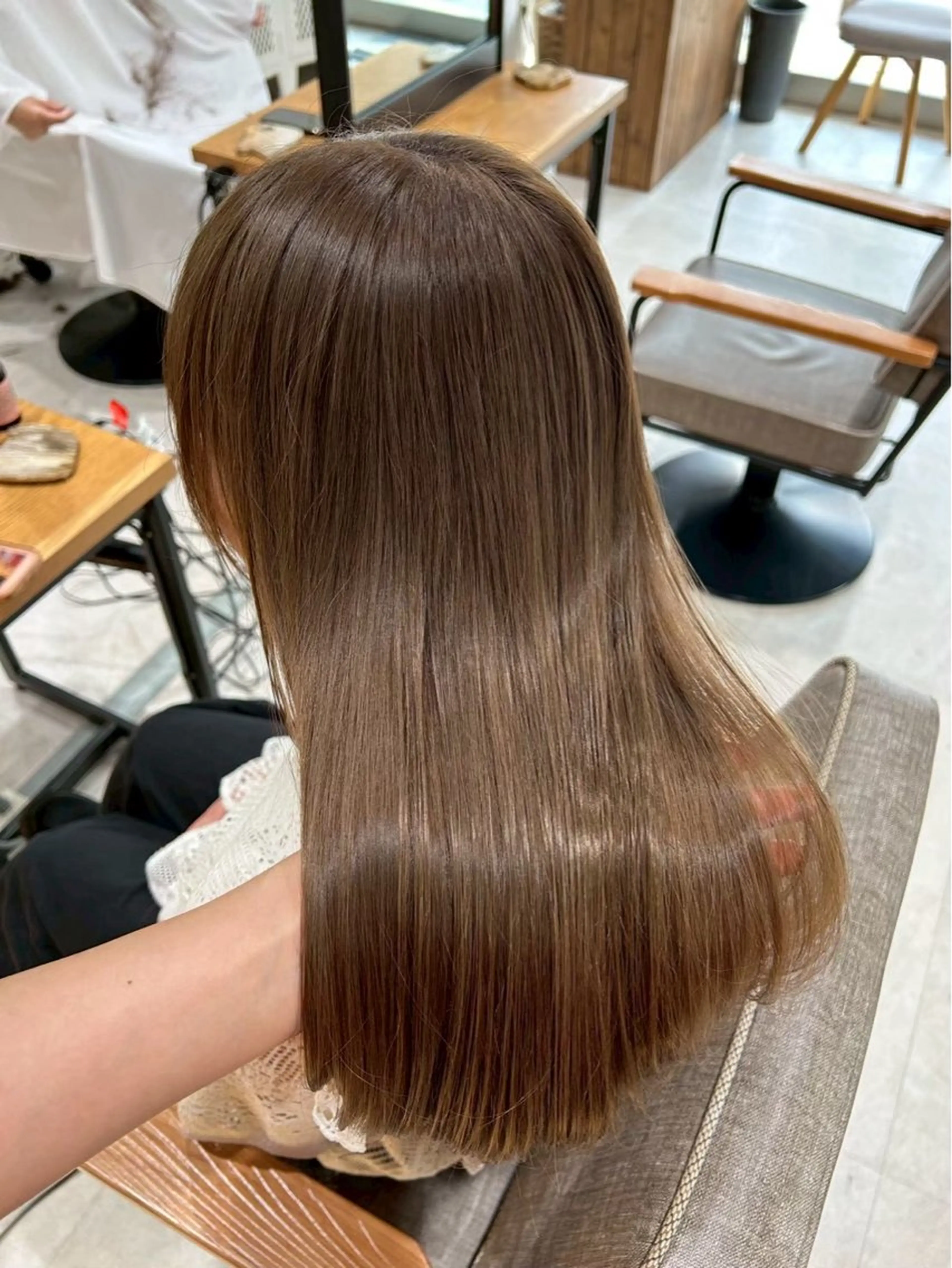 ロング カラー 赤みゼロ 🤎柔ベージュのヘアスタイル