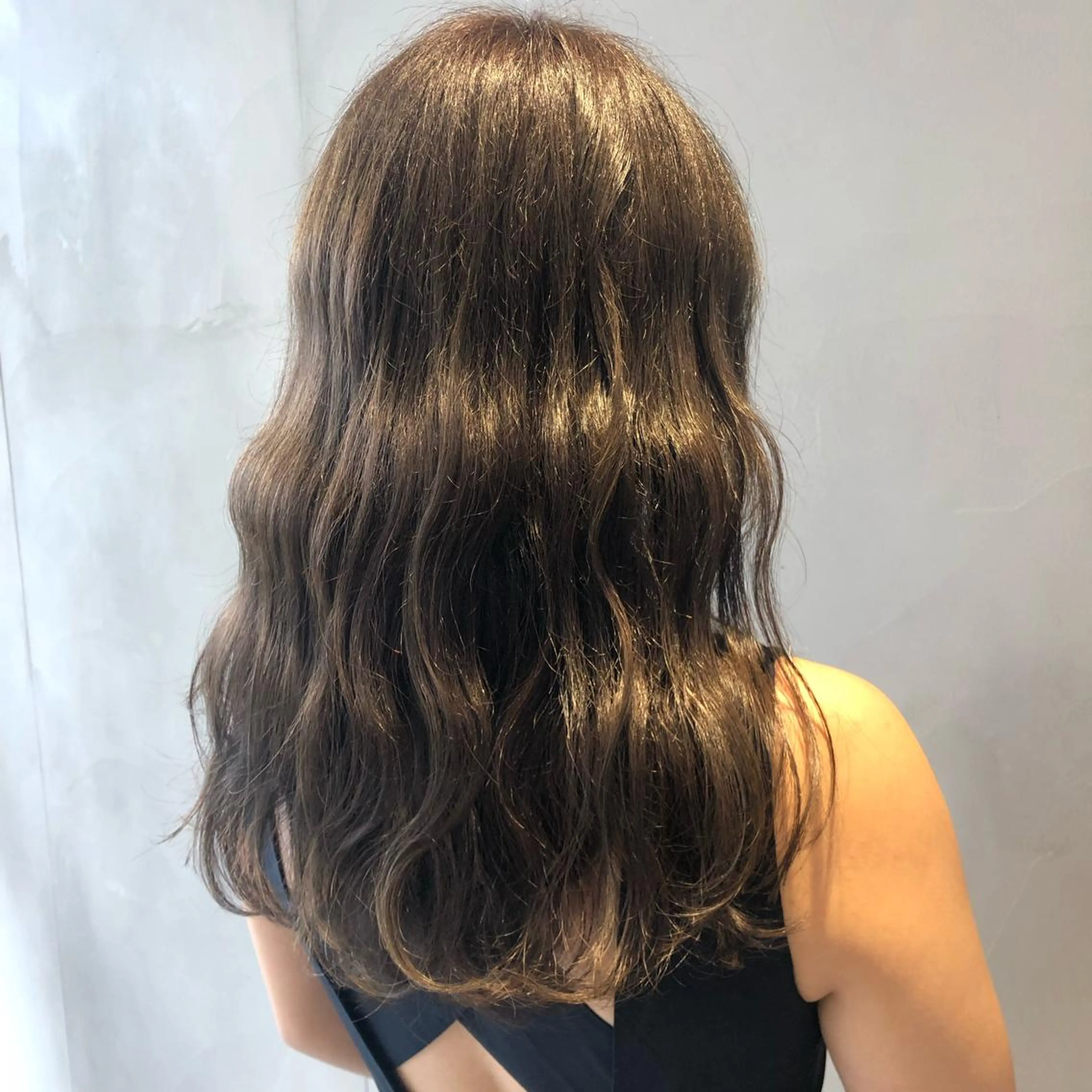 セミロング カラー カット ヘアカラー トリートメント 荒木 依莉亜のヘアスタイル