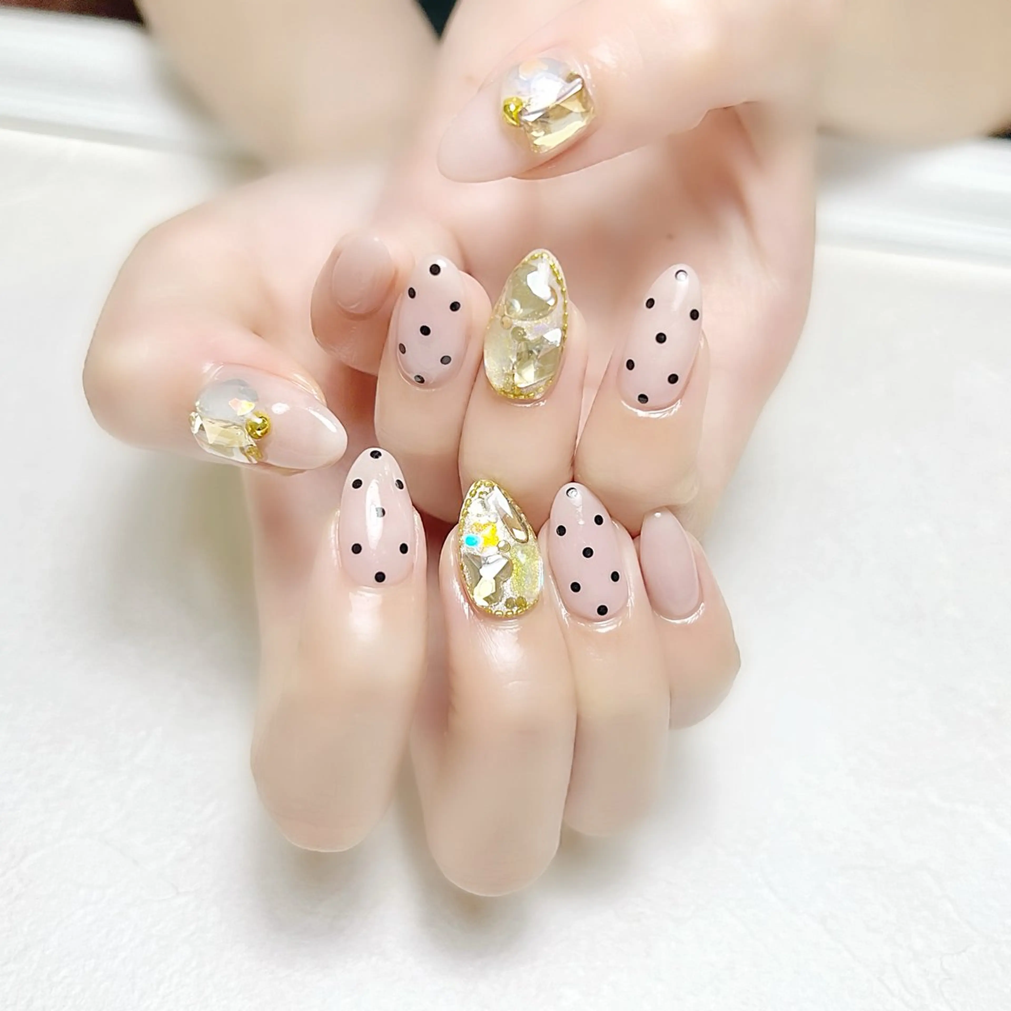 ネイル ドット ガーリー キラキラネイル 春ネイル ワンホンネイル rouse nail RISATOのネイルデザイン