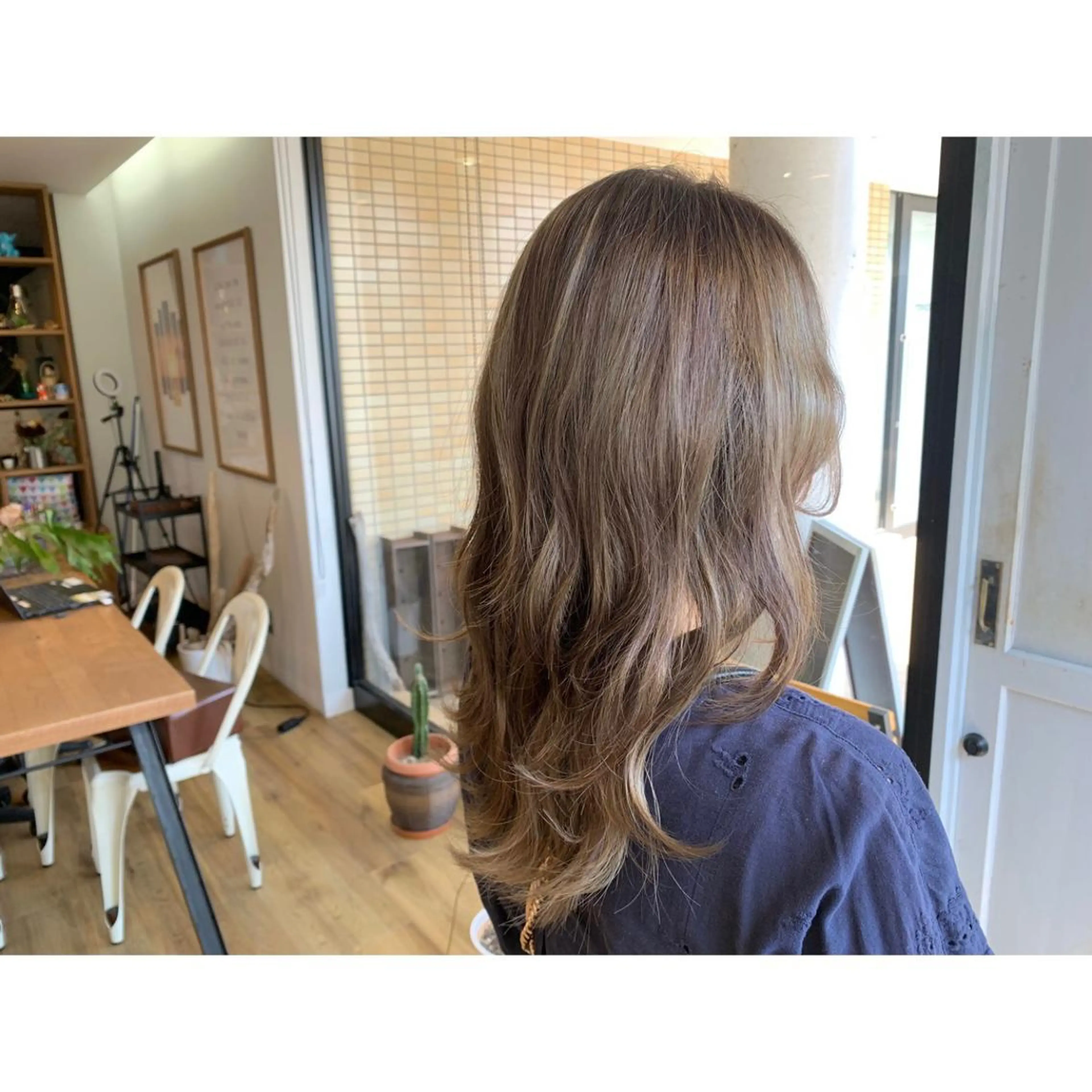 ロング カラー ブリーチ グレージュ ハイライトカラー オリーブグレージュ オリーブグレー ヘアカラー トリートメント ツキダテ ユイのヘアスタイル