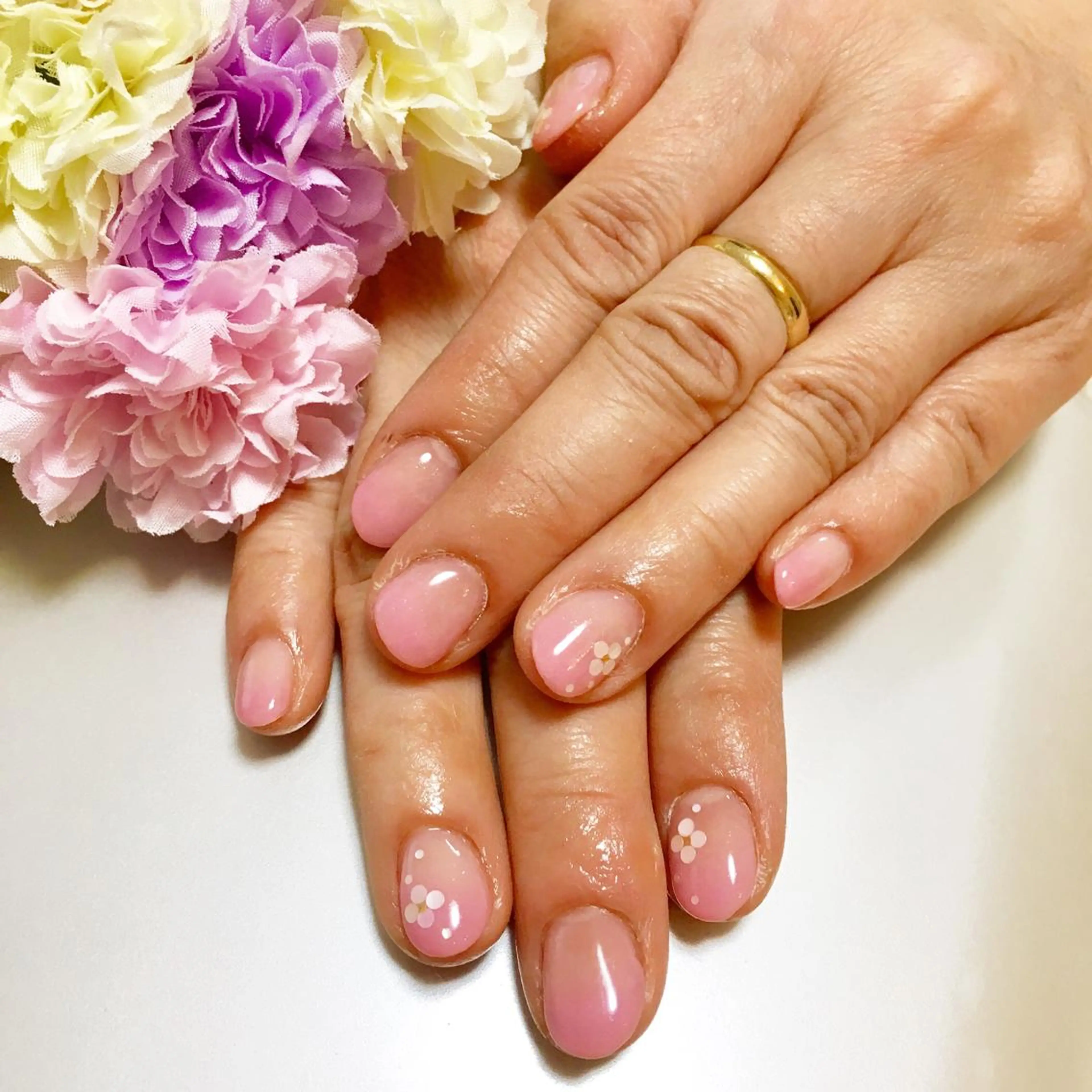 ネイル グラデーション ピンク シンプルネイル 春ネイル Petit Fleur所属・青柳 亜梨奈のマツエク・マツパデザイン