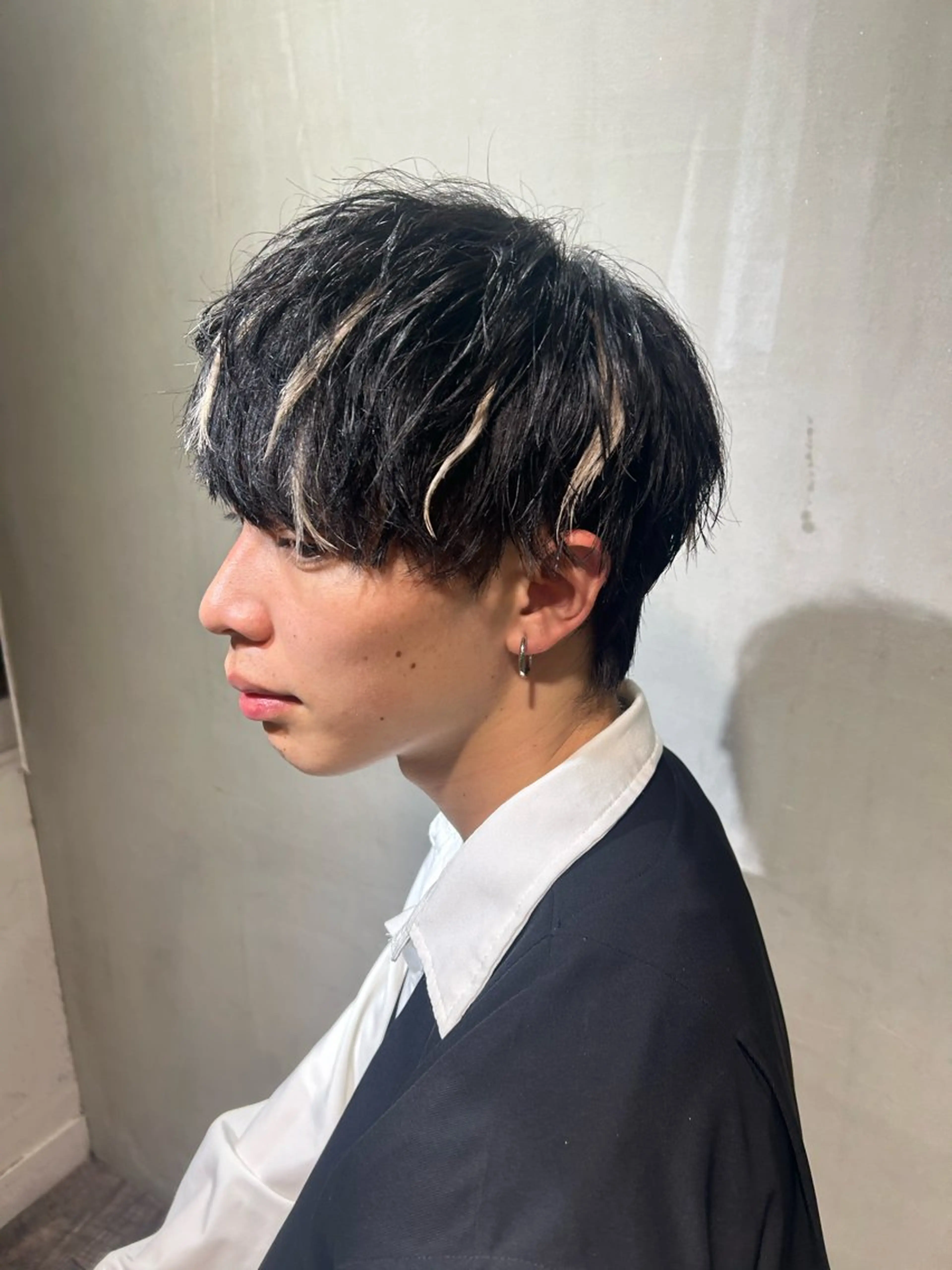 メンズ センターパート マッシュウルフ マッシュ メンズパーマ メンズツイストパーマ カット ヘアカラー ラウンドマッシュ/ フェザーショート大阪のヘアスタイル