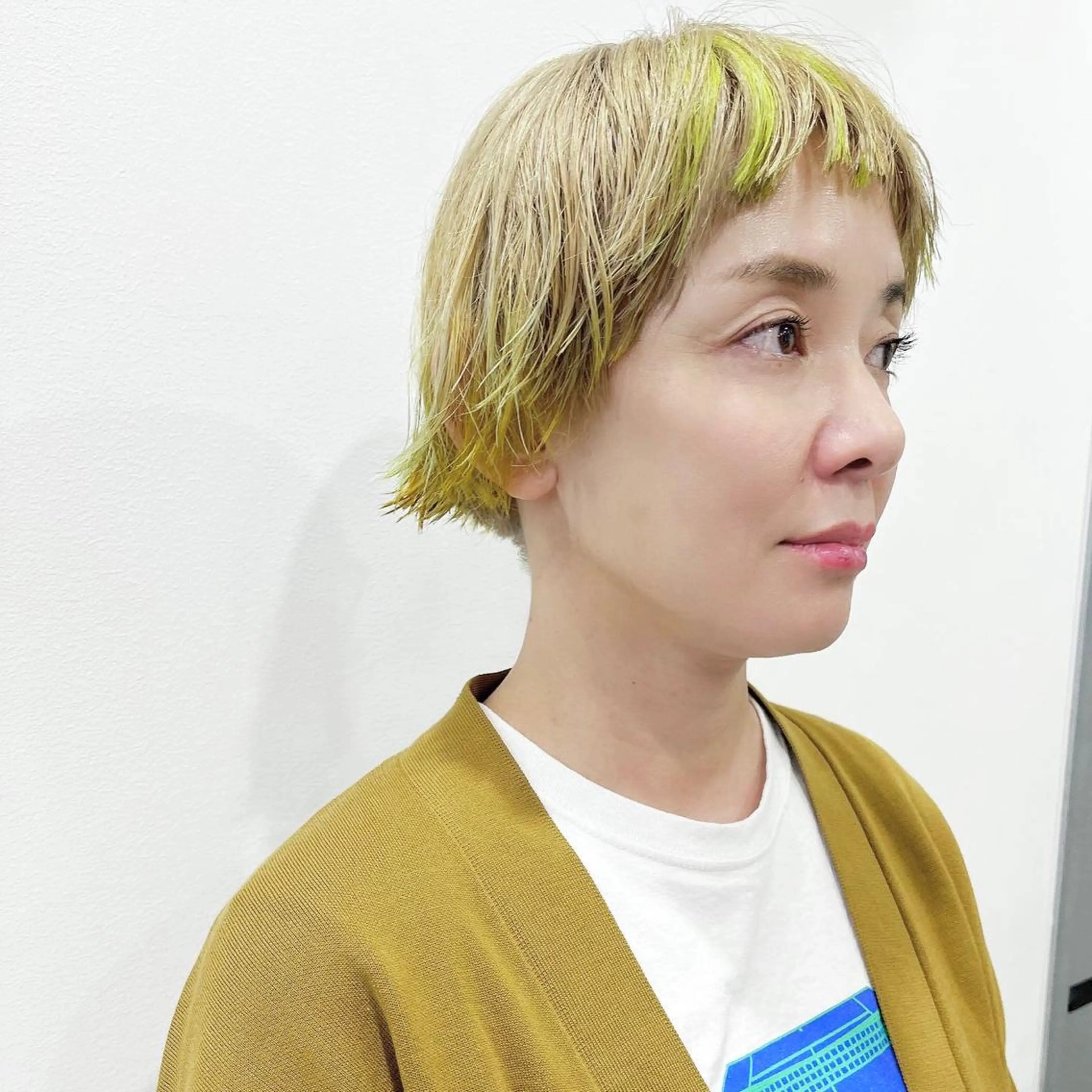 ショート カラー ベージュカラー デザインカラー アラキチヒロ THE REMMYのヘアスタイル