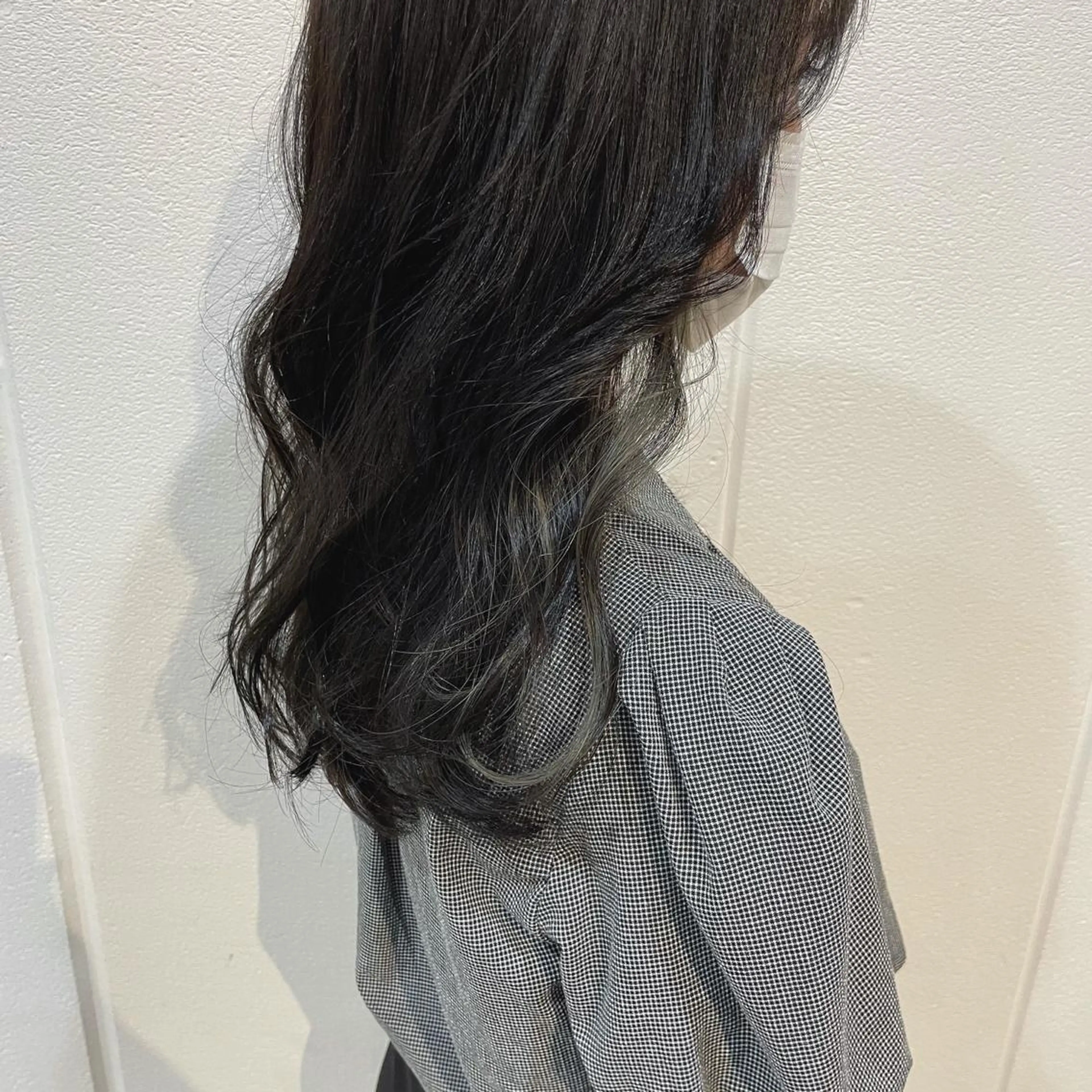 セミロング カラー ダークグレー インナーカラー Lolonois梅田 /Okazaki:)のヘアスタイル