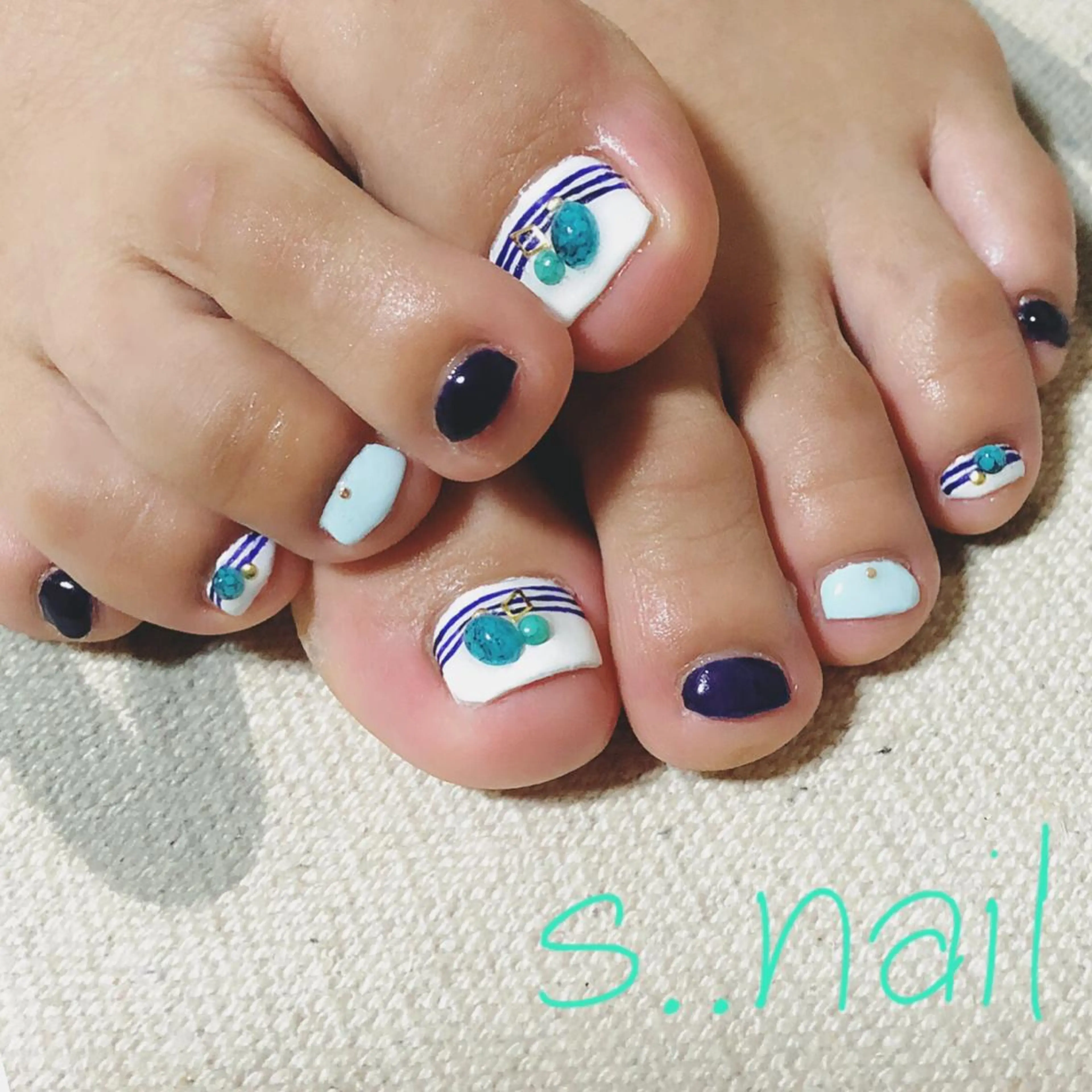 ネイル ネイビー ホワイト ハンドネイル フットネイル s..nail / MORITAのネイルデザイン