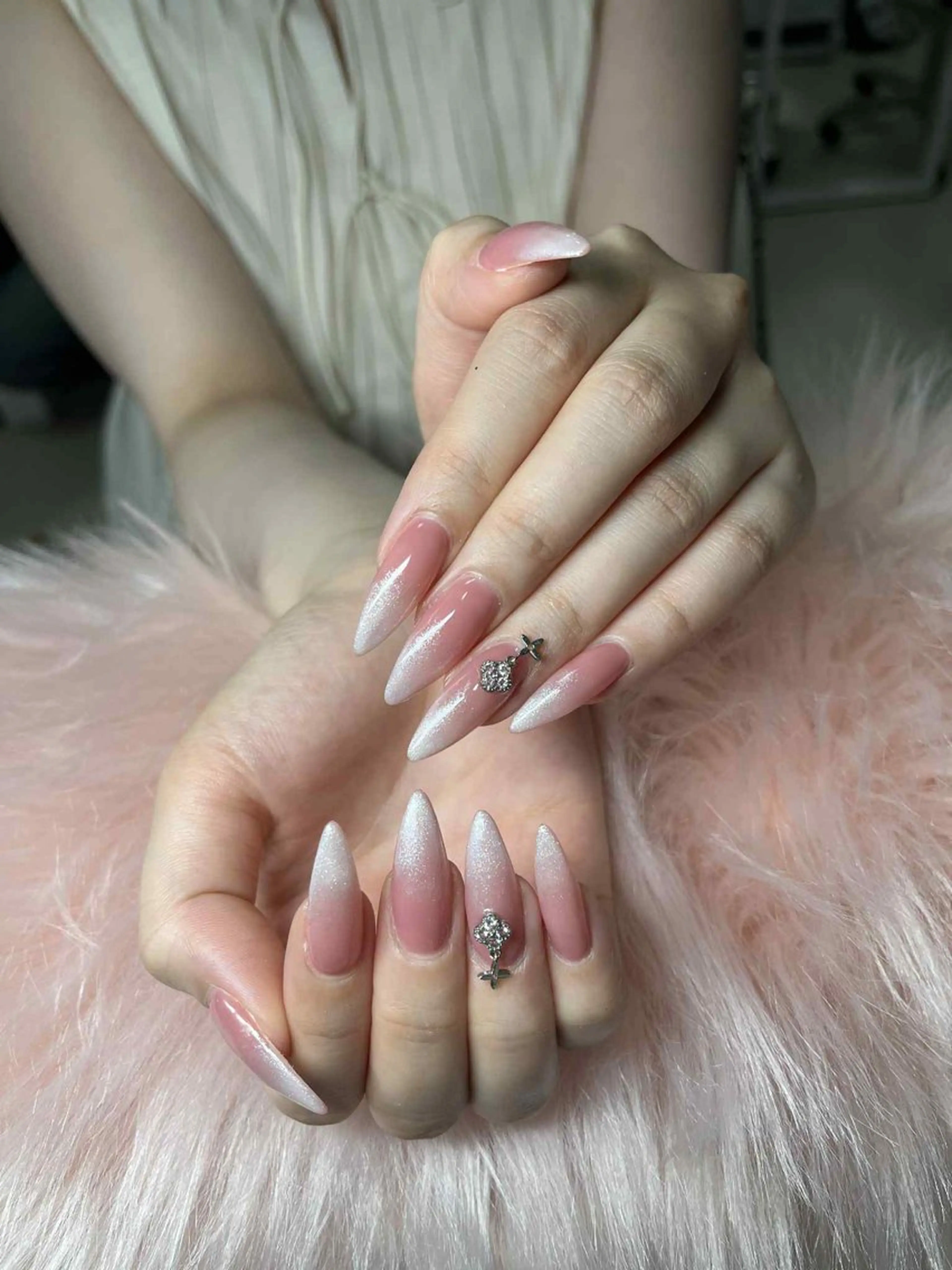 ネイル オーロラネイル フレンチネイル ジェルネイル ハロウィン キラキラネイル ハンドネイル H.baby Nail Salonのネイルデザイン