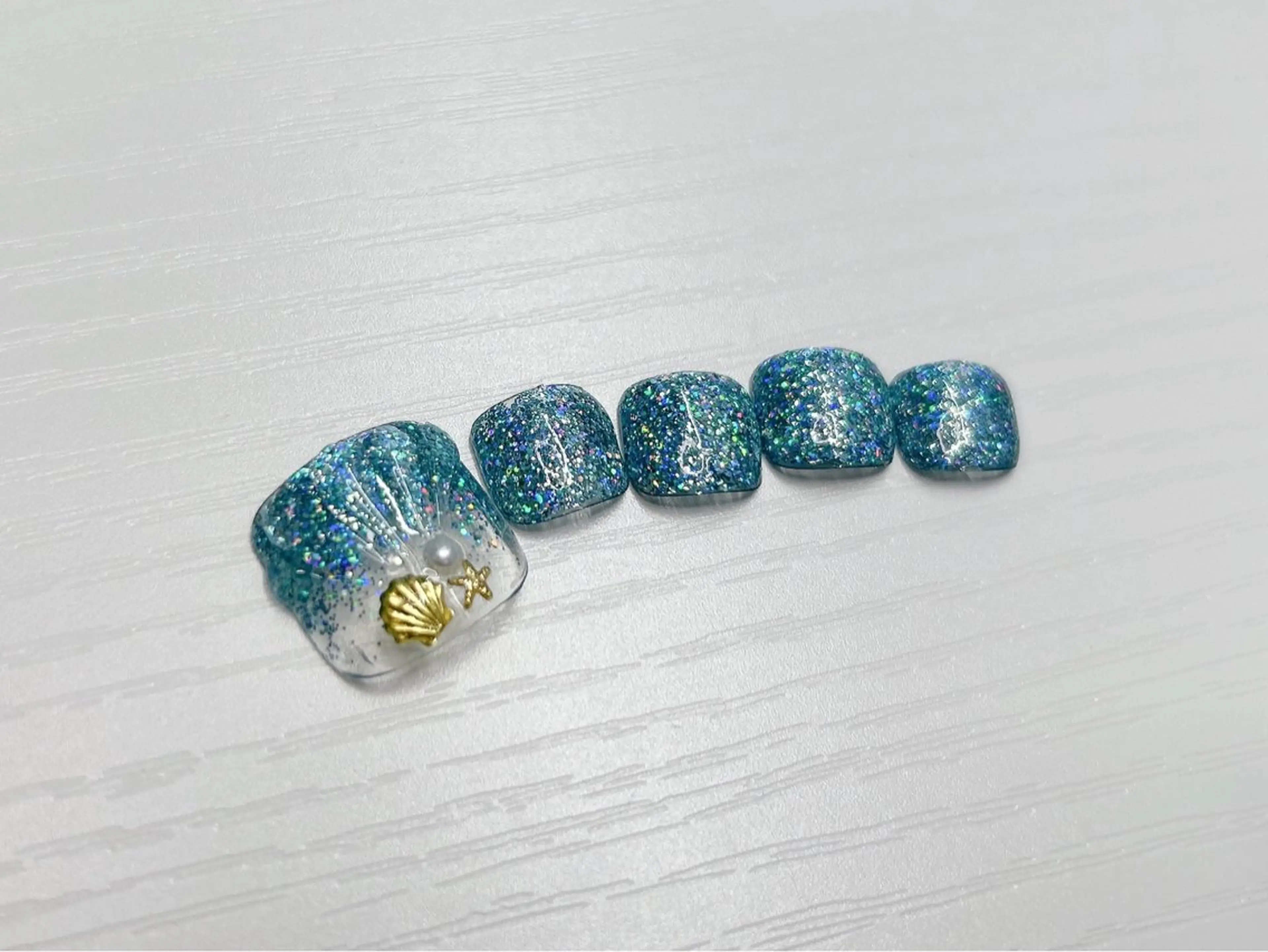 ネイル ブルー 桜ネイル フットネイル キラキラネイル 夏ネイル フットネイル Forca total studio所属・Forca Airaのネイルデザイン