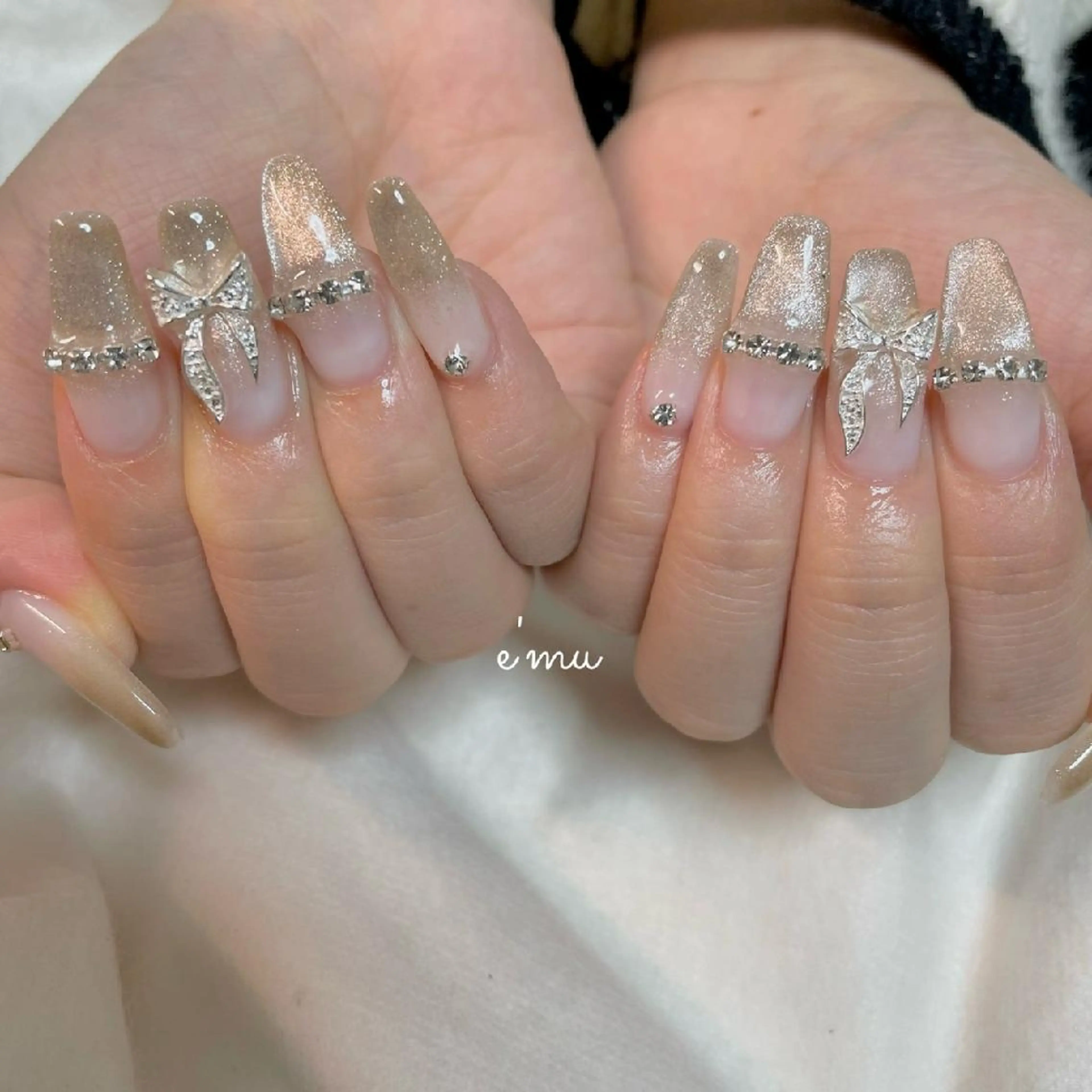 ネイル キラキラネイル 韓国ネイル マグネットネイル リボン ワンホンネイル nail salon e'mu💐のネイルデザイン