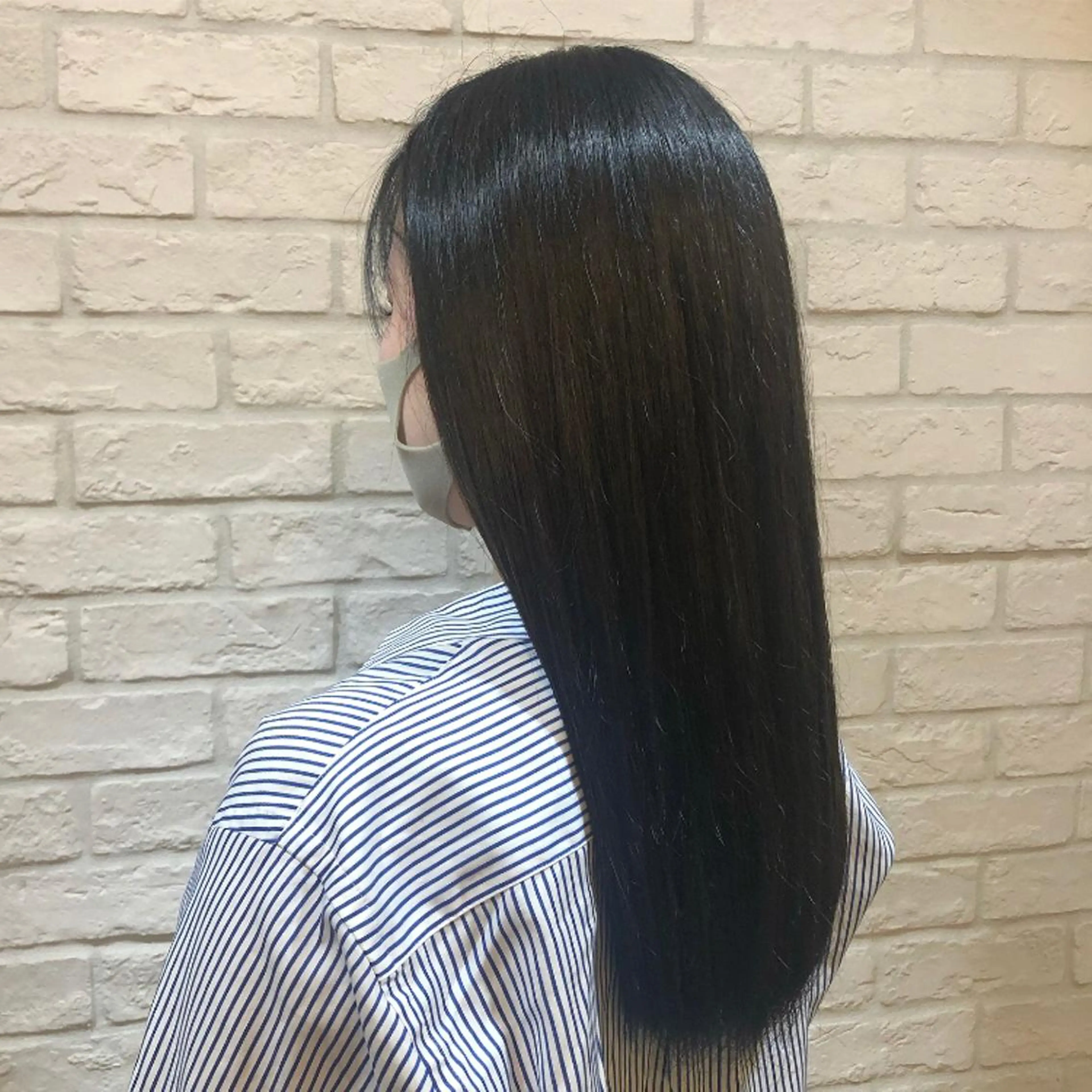 ロング カラー 黒髪 ブルーカラー ブルーブラック 透明感カラー 就活ヘア charer eye salon所属・マブチ キサラのマツエク・マツパデザイン