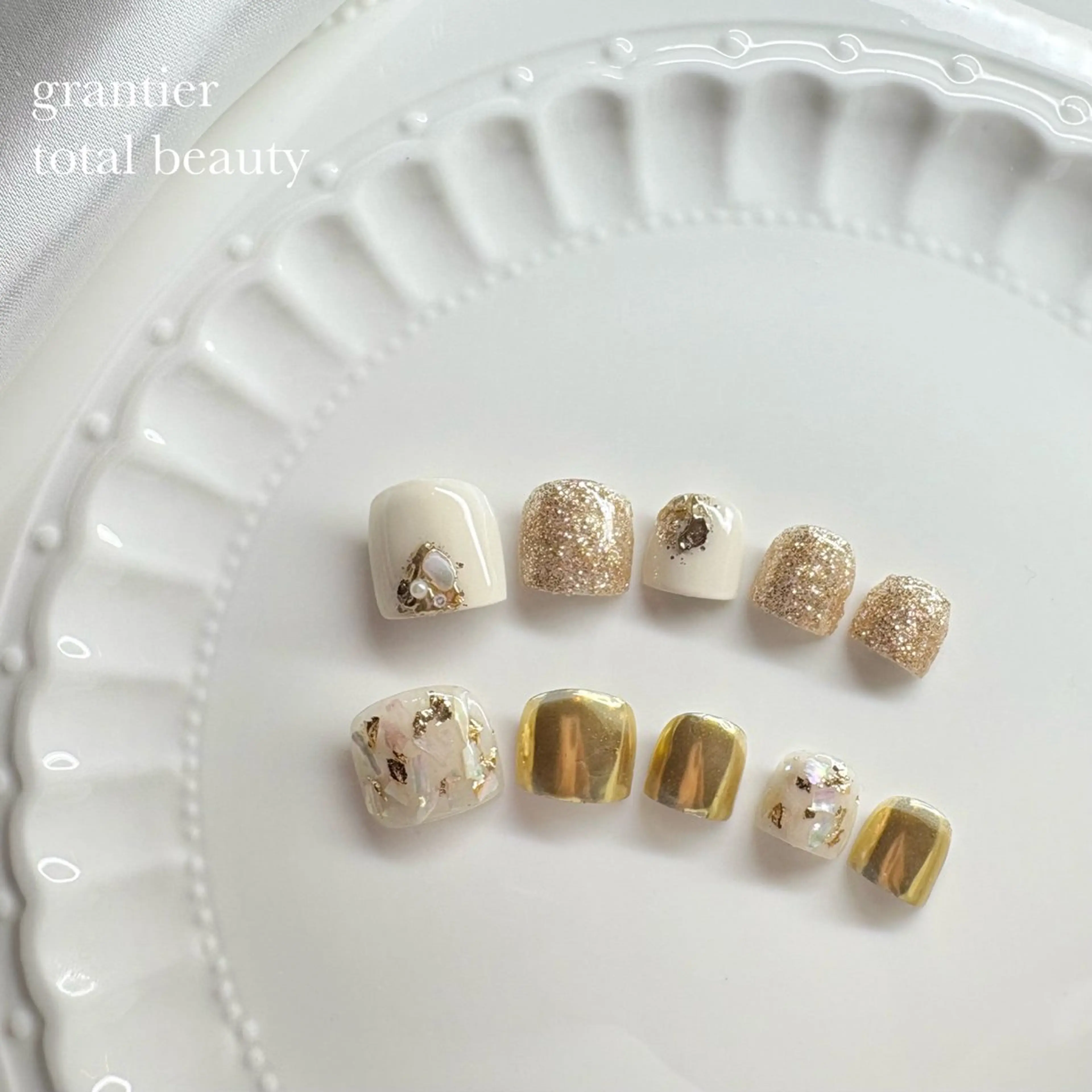 ネイル フットネイル ゴールド フットネイル grantier beautyのネイルデザイン
