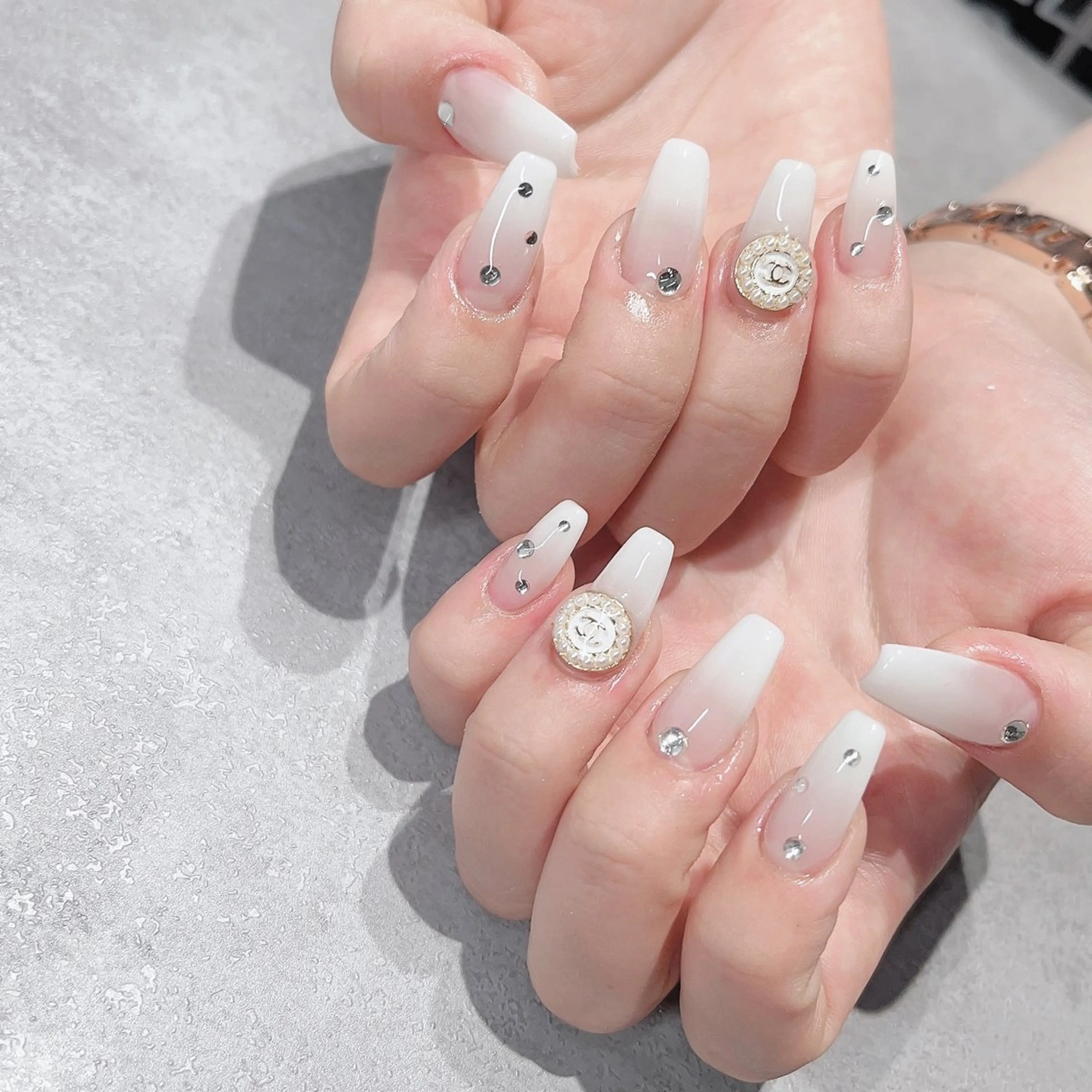 ネイル フットネイル フレンチネイル ジェルネイル ラメ(グリッター) ラメグラデーション ハンドネイル NEO Beauty Salon所属・𝐍𝐄𝐎 𝐉𝐔𝐑𝐈のネイルデザイン