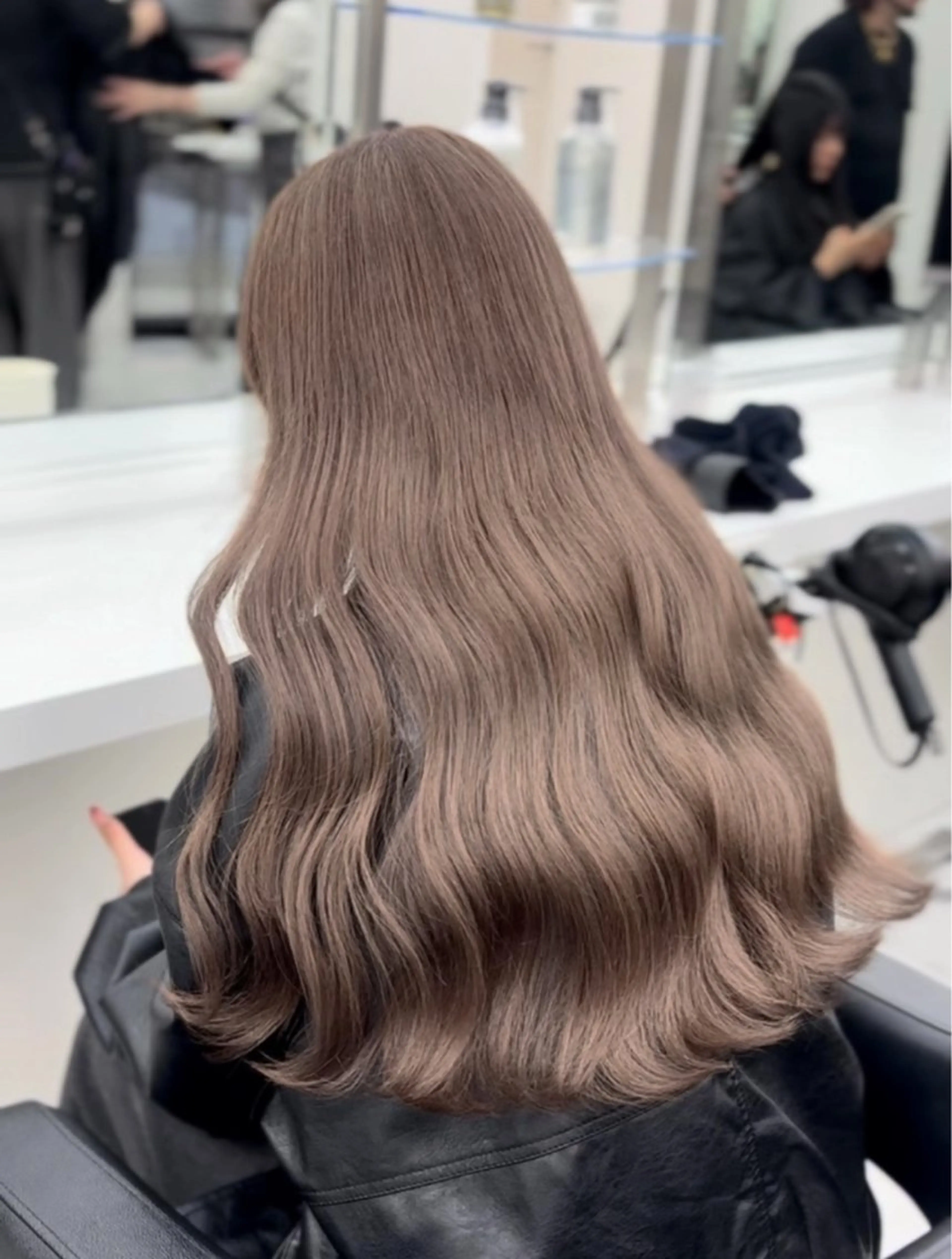 ロング カラー 🖤ハイトーン× レイヤー🖤SARAのヘアスタイル