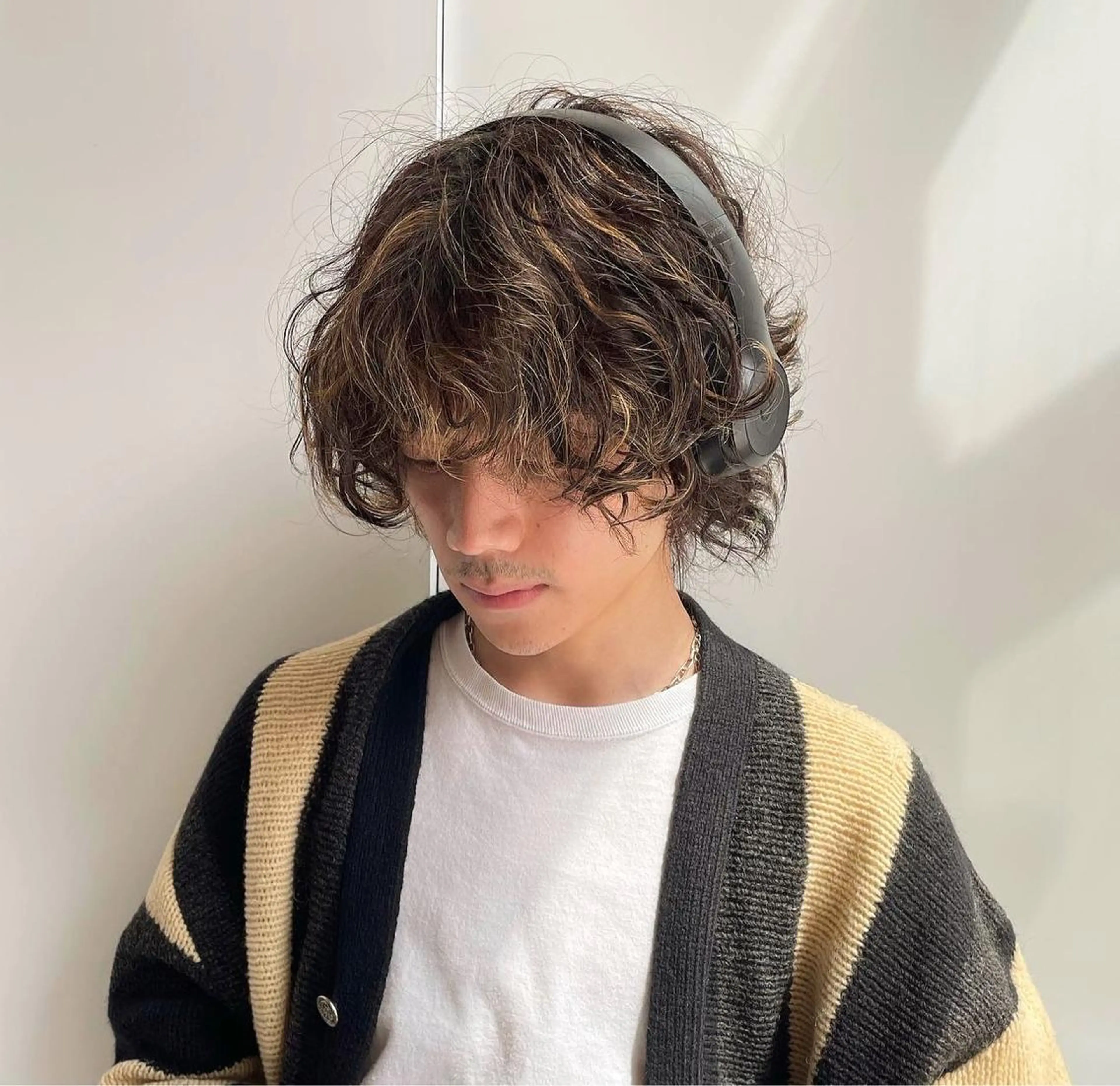 ミディアム カラー パーマ メンズ 吉田一輝 外国人パーマのヘアスタイル