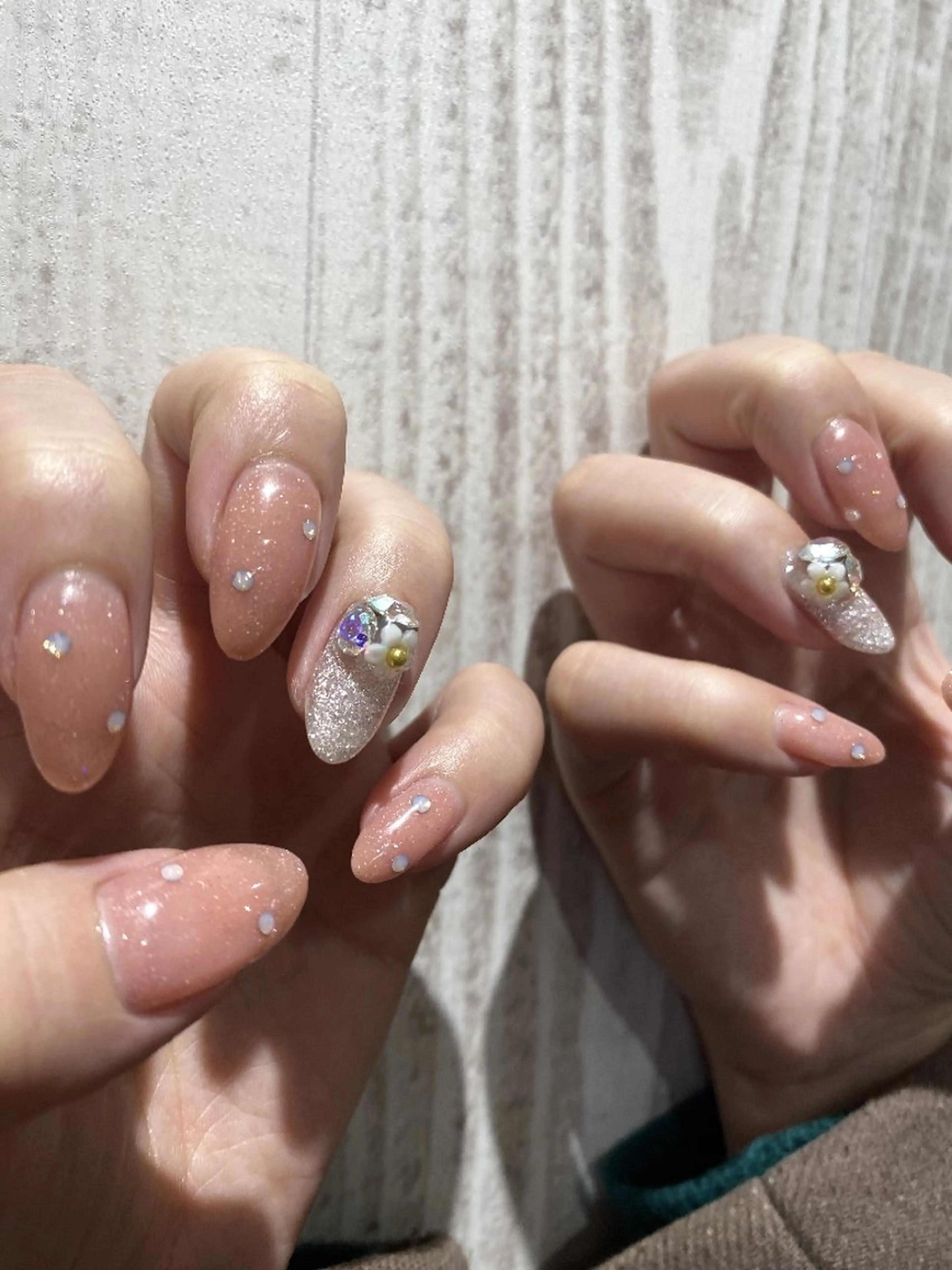 ネイル リボン ストーンネイル ハンドネイル 13日3980円‼️ マグもデザインも◎のネイルデザイン