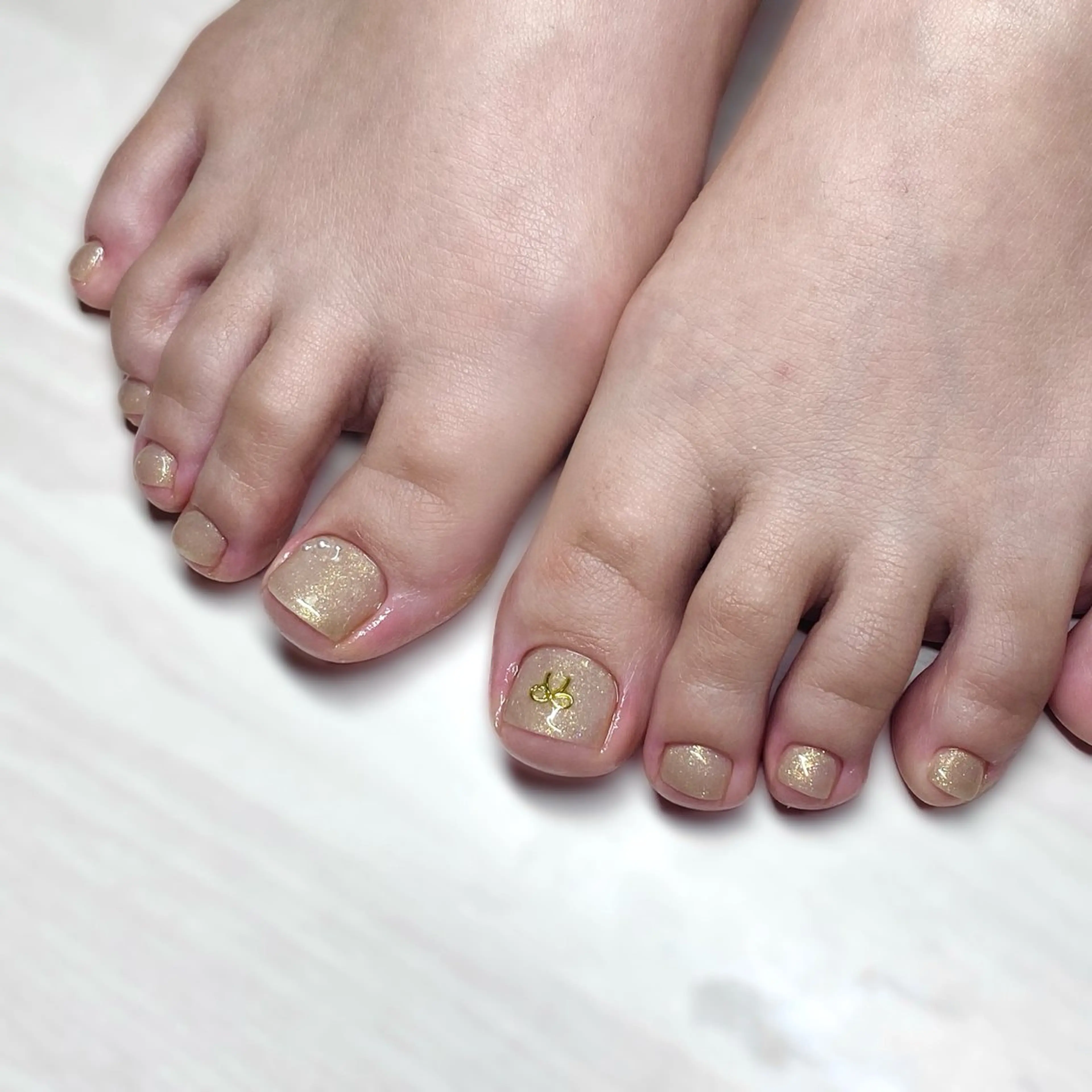 ネイル フットネイル ゴールド ラメ(グリッター) ワンカラーネイル Millé nail(ミレネイル)所属・Millé nail /MIKUのネイルデザイン