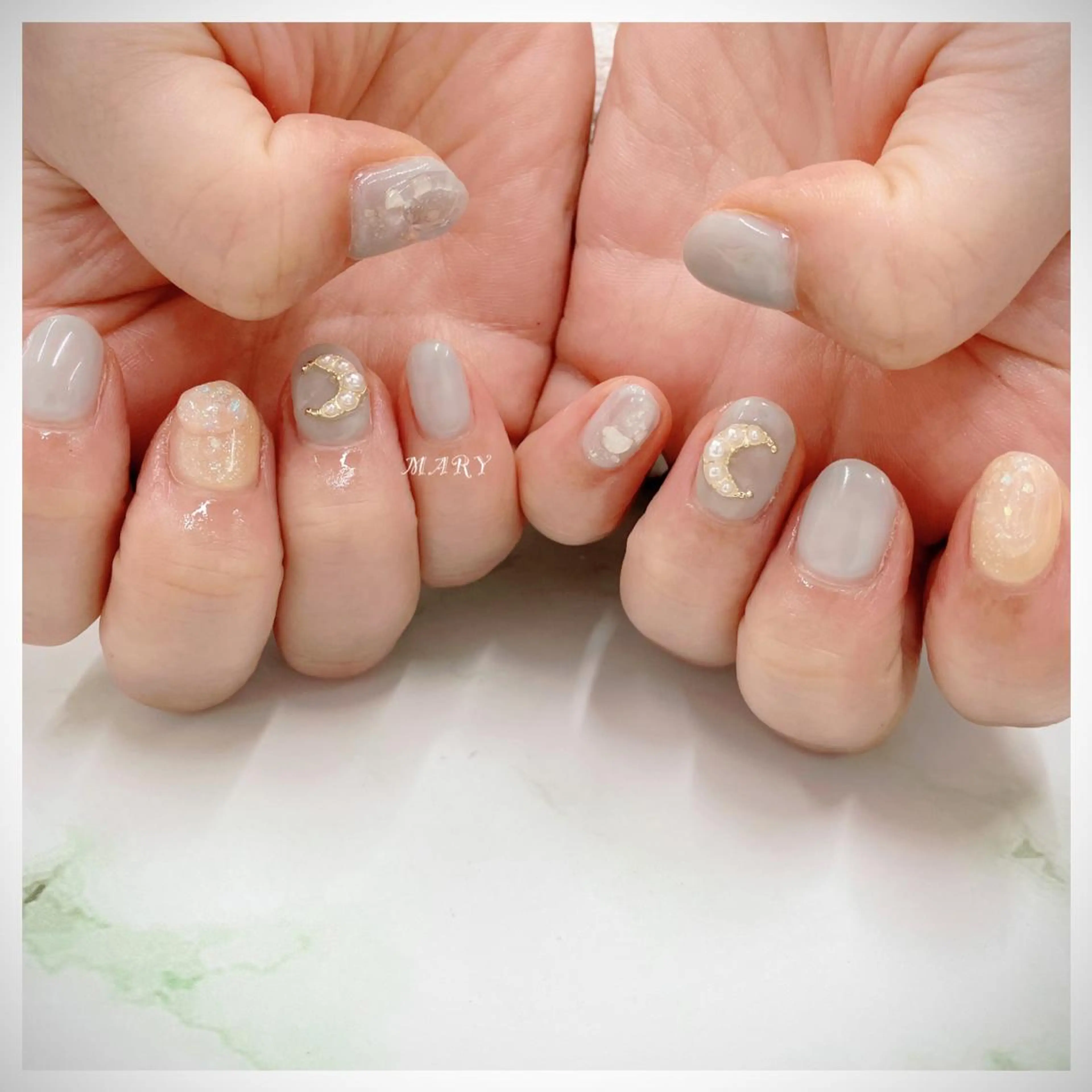 ネイル キラキラネイル 水色 ニュアンスネイル ワンカラーネイル 黄色 ハンドネイル Mary nail所属・Mary nail .narumiのネイルデザイン