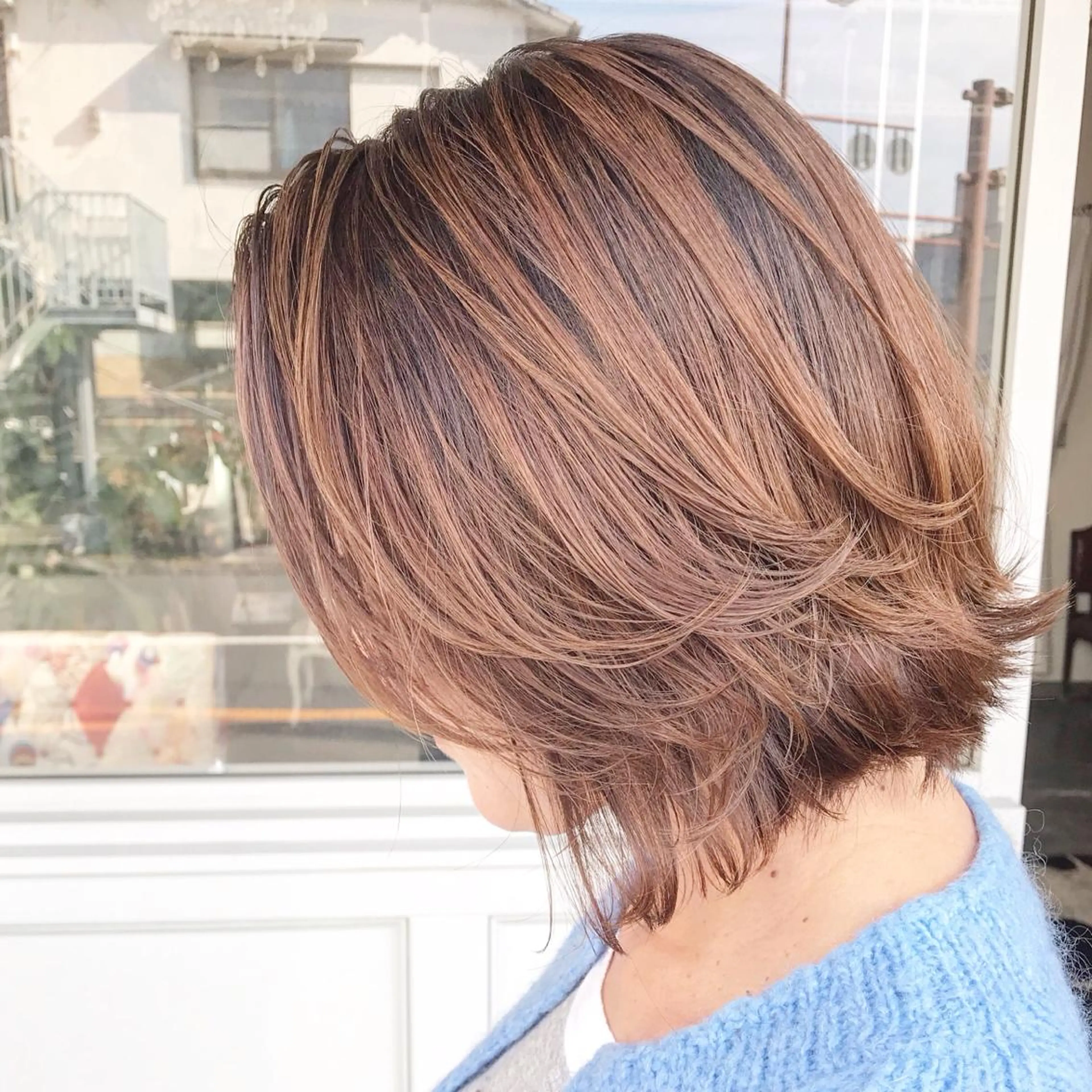 ミディアム カラー ヘアアレンジ お団子ヘア 切りっぱなしボブ バレイヤージュ ブリーチ デザインカラー Mariana/ 鶴原-ハイライトのヘアスタイル