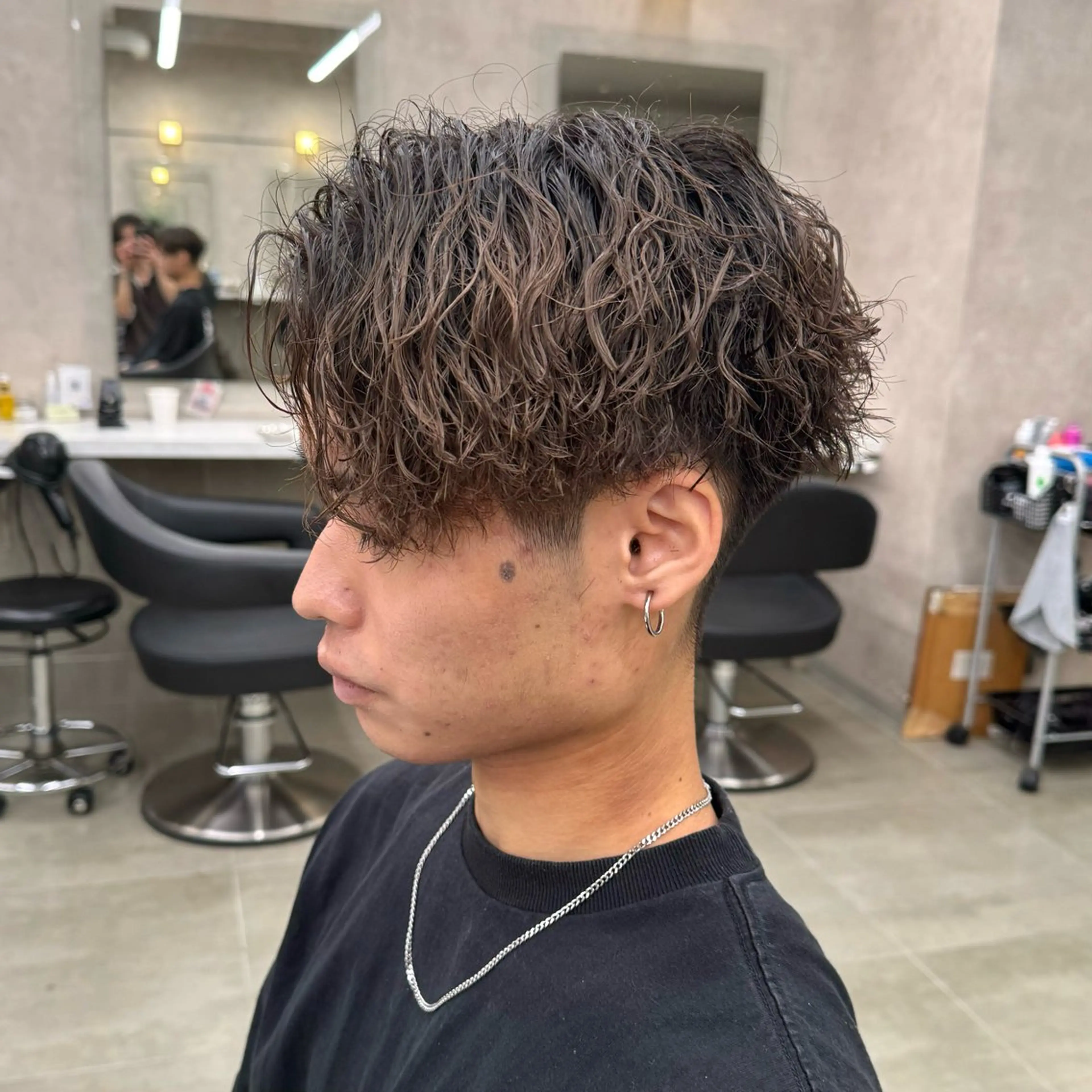 ミディアム パーマ ヘアアレンジ メンズ ミディアムパーマ メンズパーマ カット パーマ トリートメント ヘッドスパ ヘアセット 顔まわりカット の達人のヘアスタイル