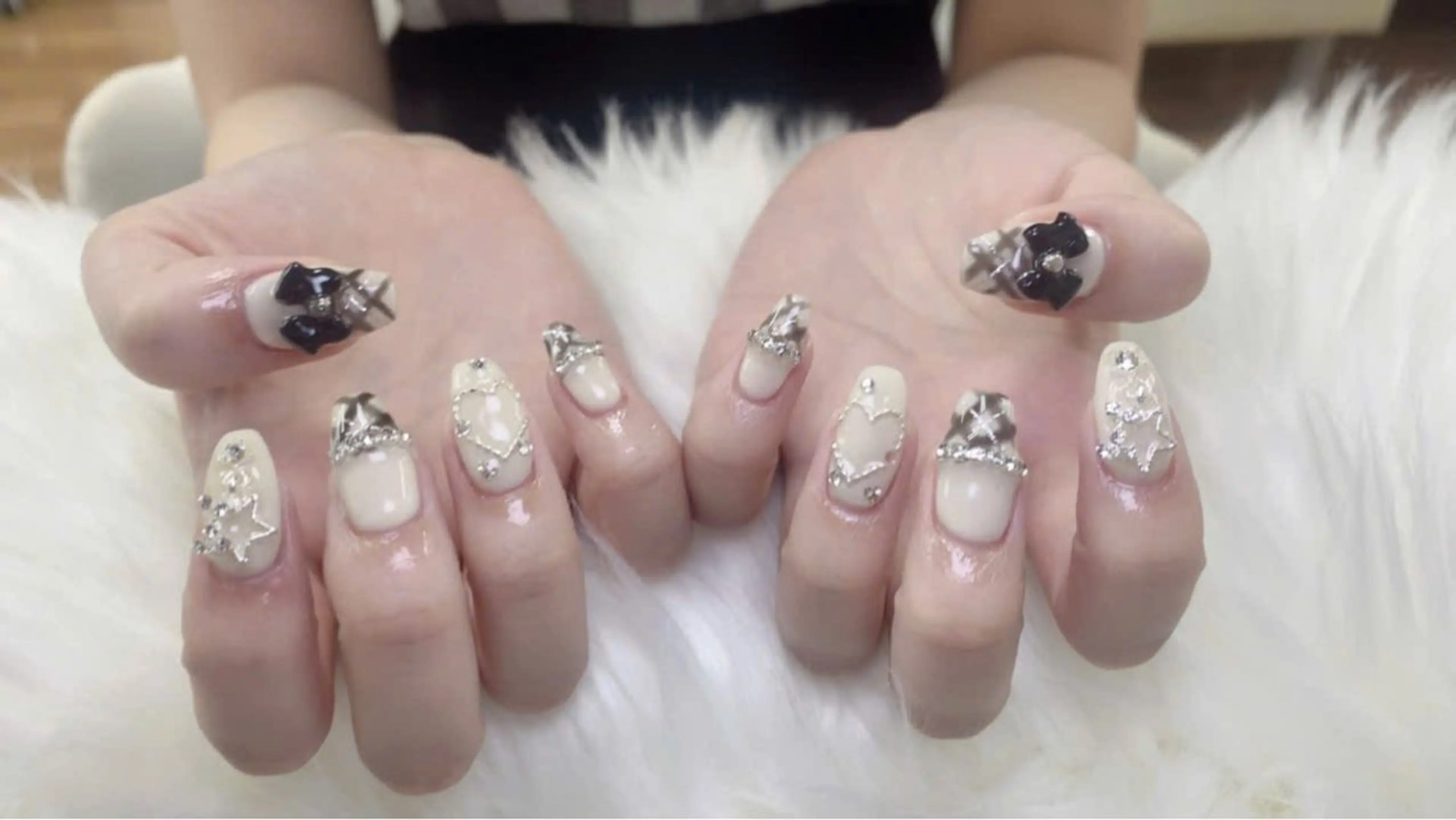 ネイル チークネイル ジェルネイル グラデーション キラキラネイル マグネットネイル ハンドネイル ハンドケア Hara Nail 【パラジェル使用】のネイルデザイン