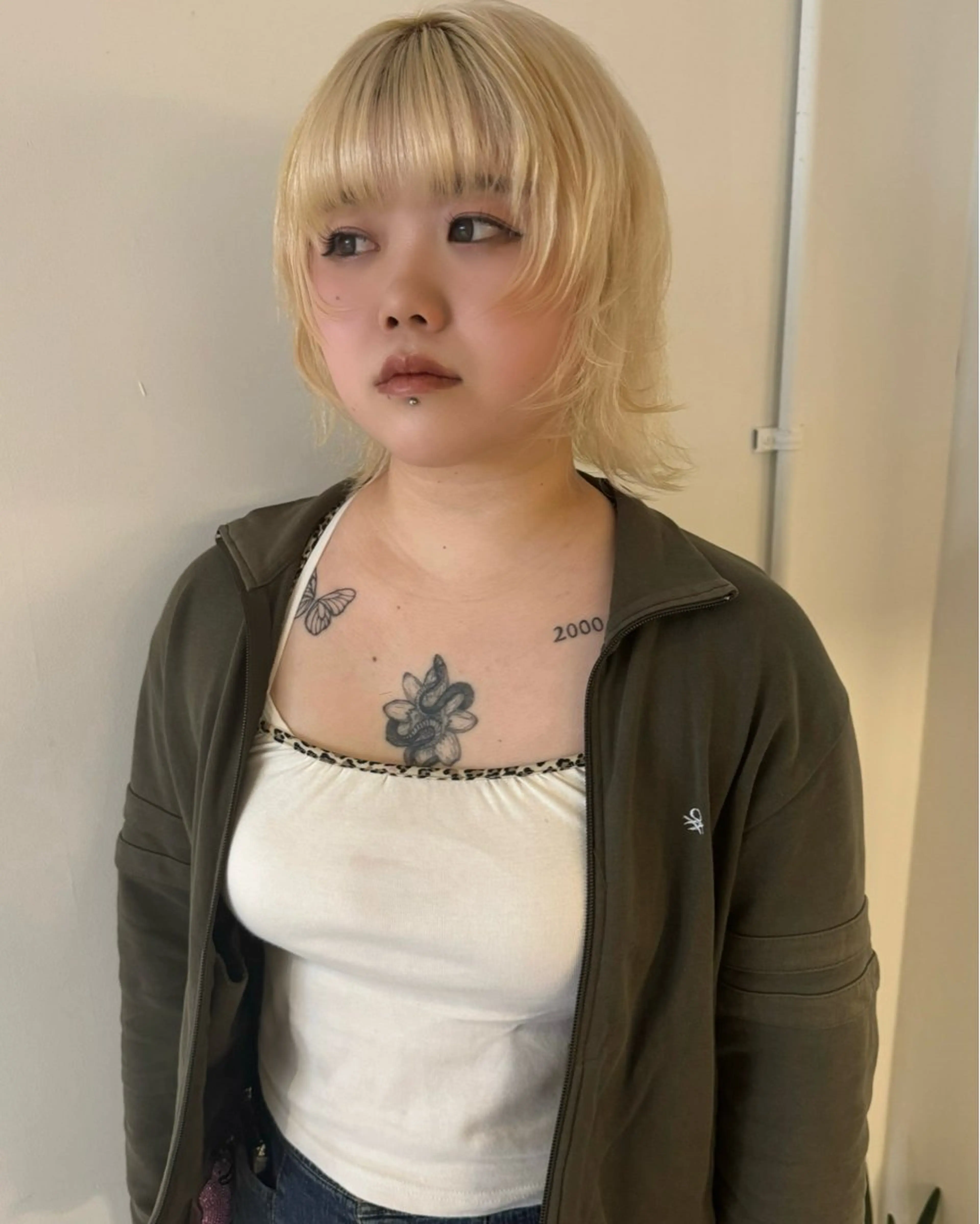 ショート カラー ブリーチ 抜きっぱなしブロンド ブロンド ウルフカット カット ヘアカラー トリートメント RAIMA ハイトーン/レイヤーのヘアスタイル