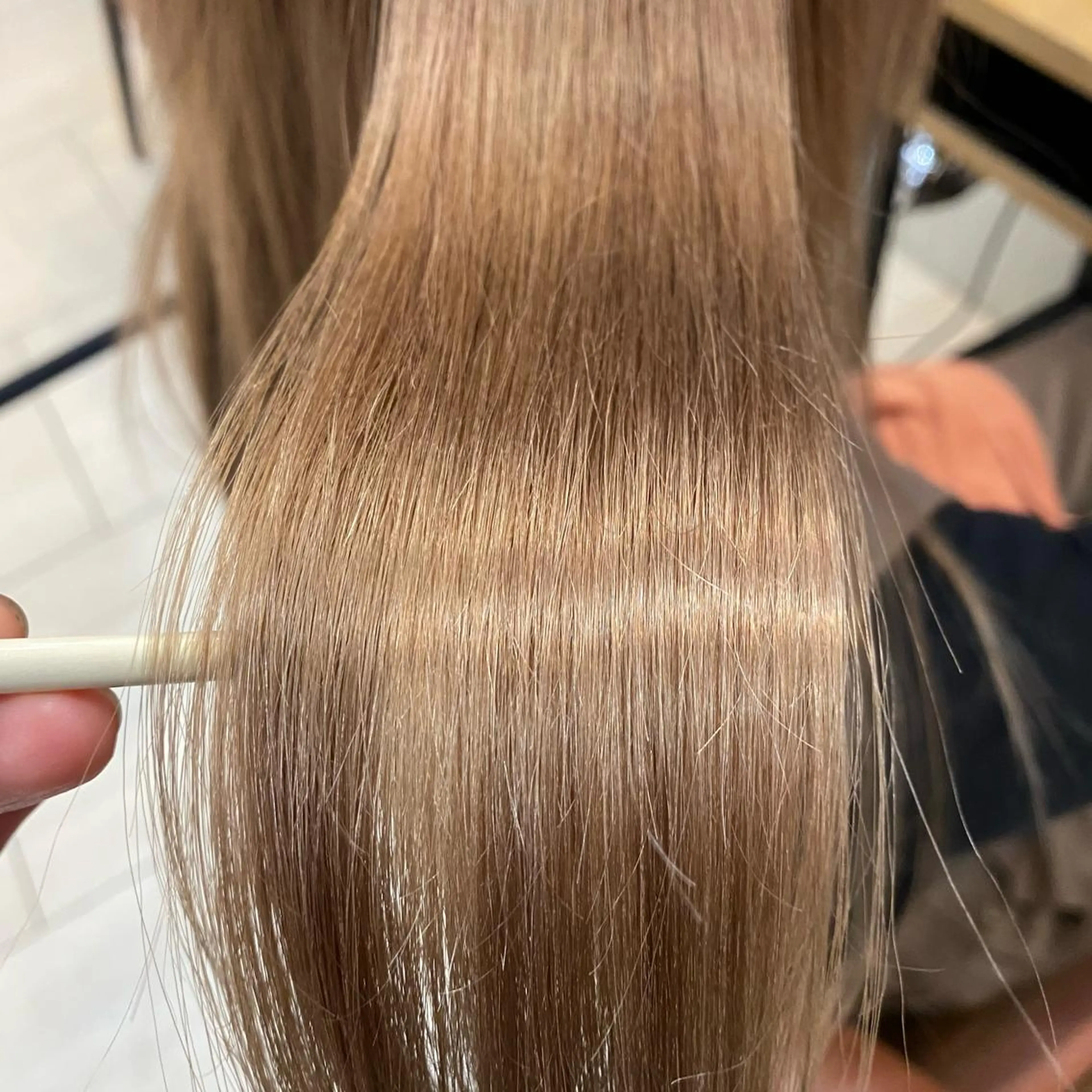 ロング カラー ベージュカラー ブリーチ トリートメント あやめ【顔まわり/レ イヤー/柔らかカラ】のヘアスタイル