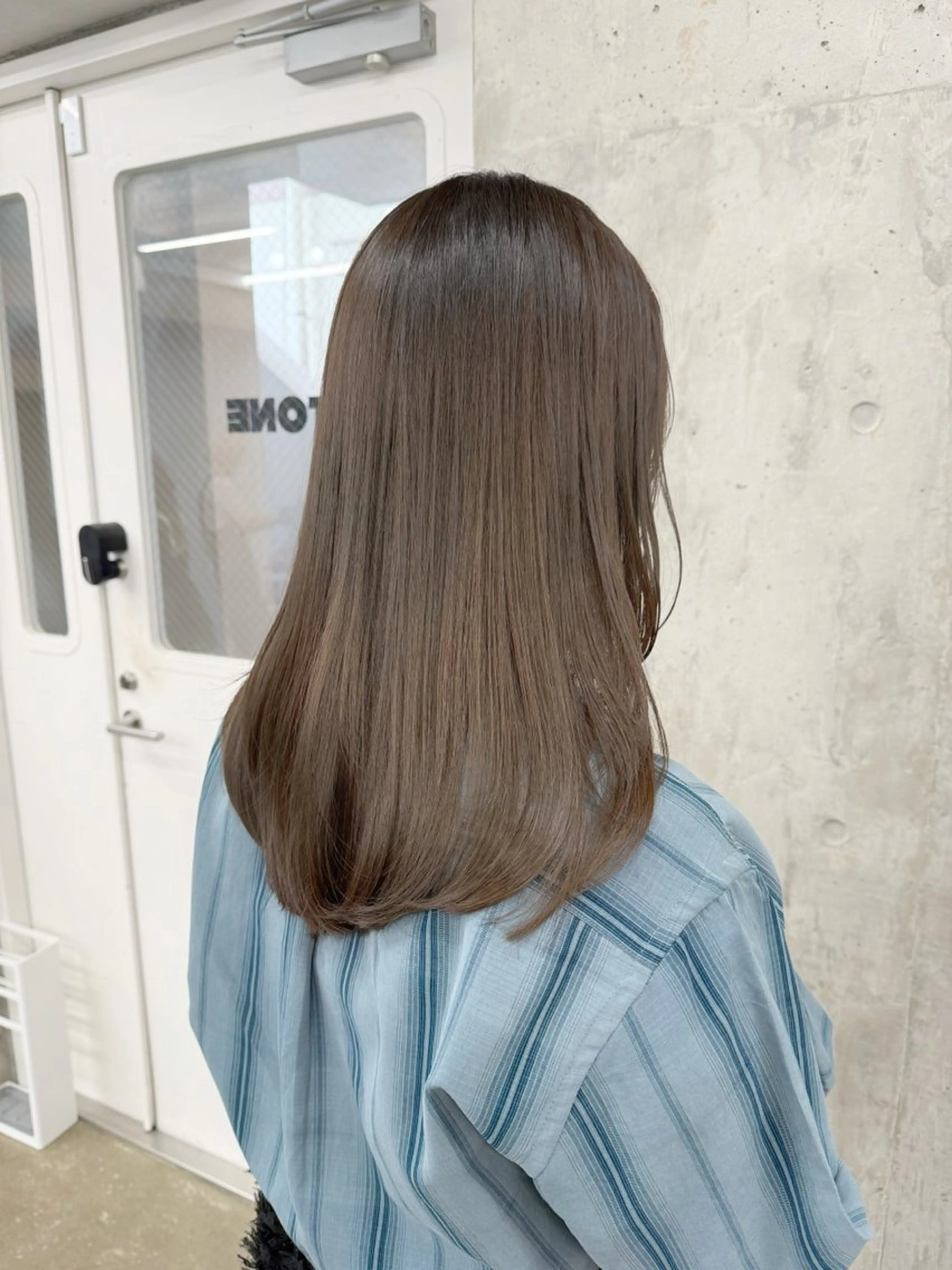 ミディアム カラー グレージュ カット ヘアカラー トリートメント 高橋大樹/グレージュ 透明感/髪質改善のヘアスタイル