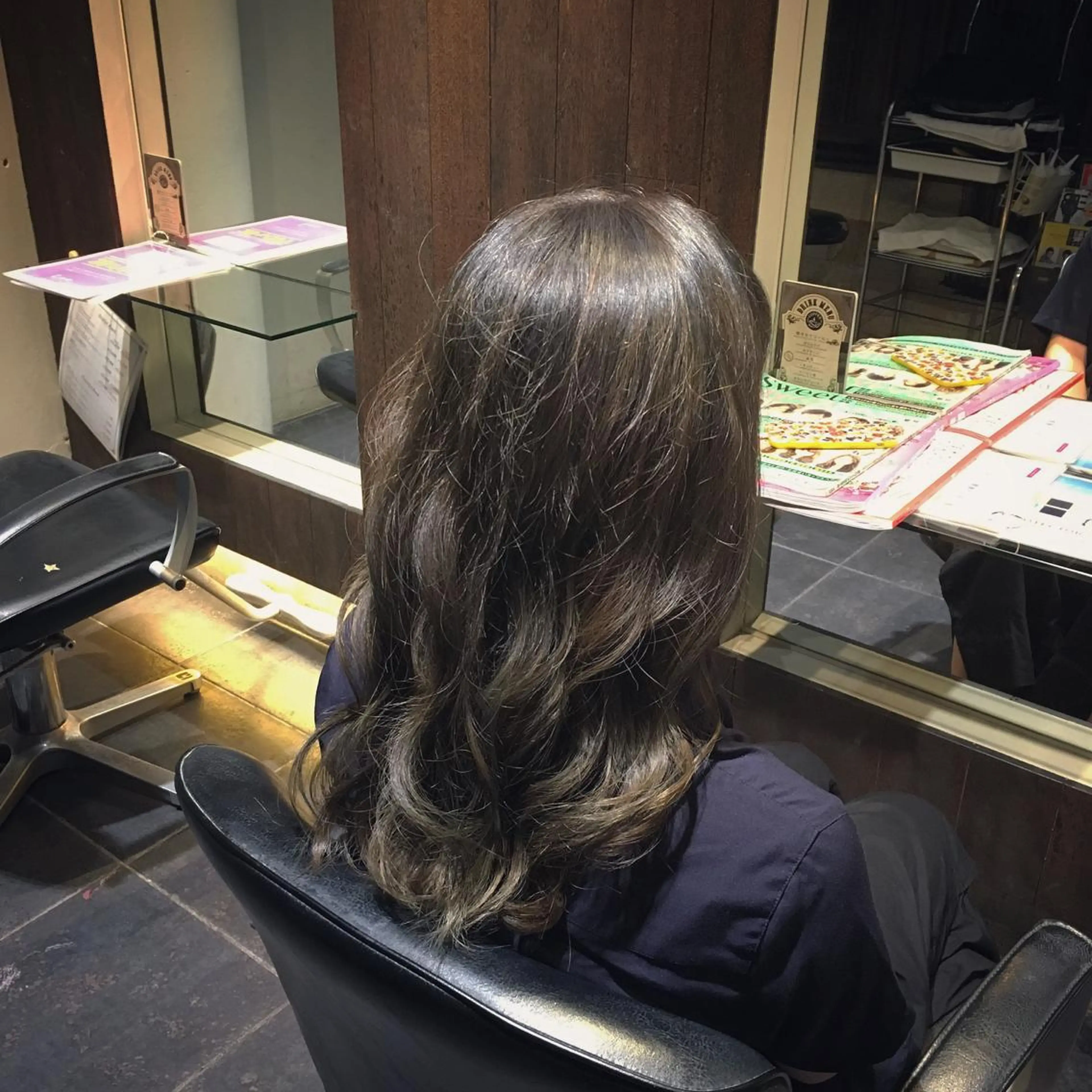 セミロング カラー アッシュ ブリーチ ダークグレー Lee東三国 店長 谷辻誠志のヘアスタイル