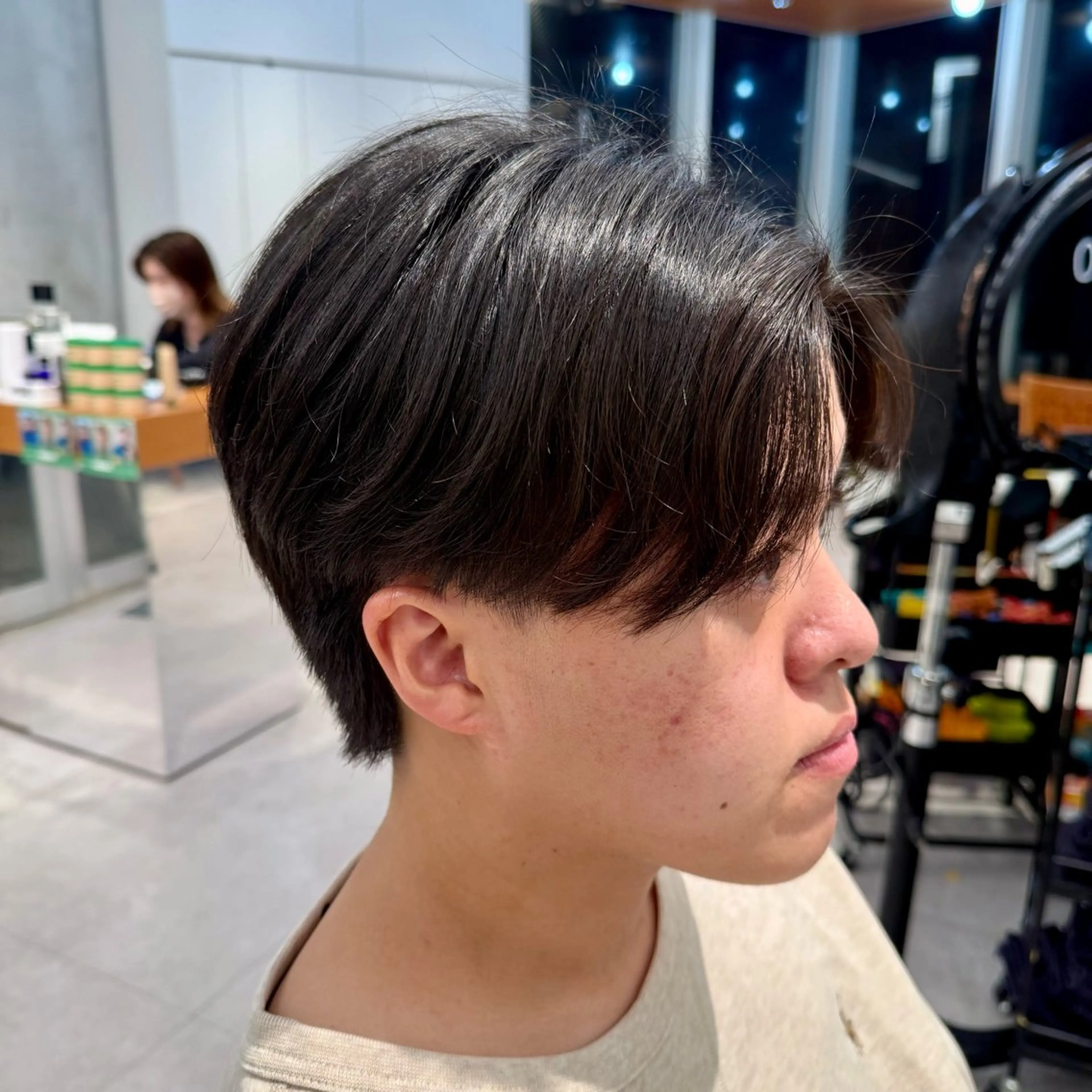 ショート メンズ ハイトーンニュアンス 毛流れシャドウパーマのヘアスタイル