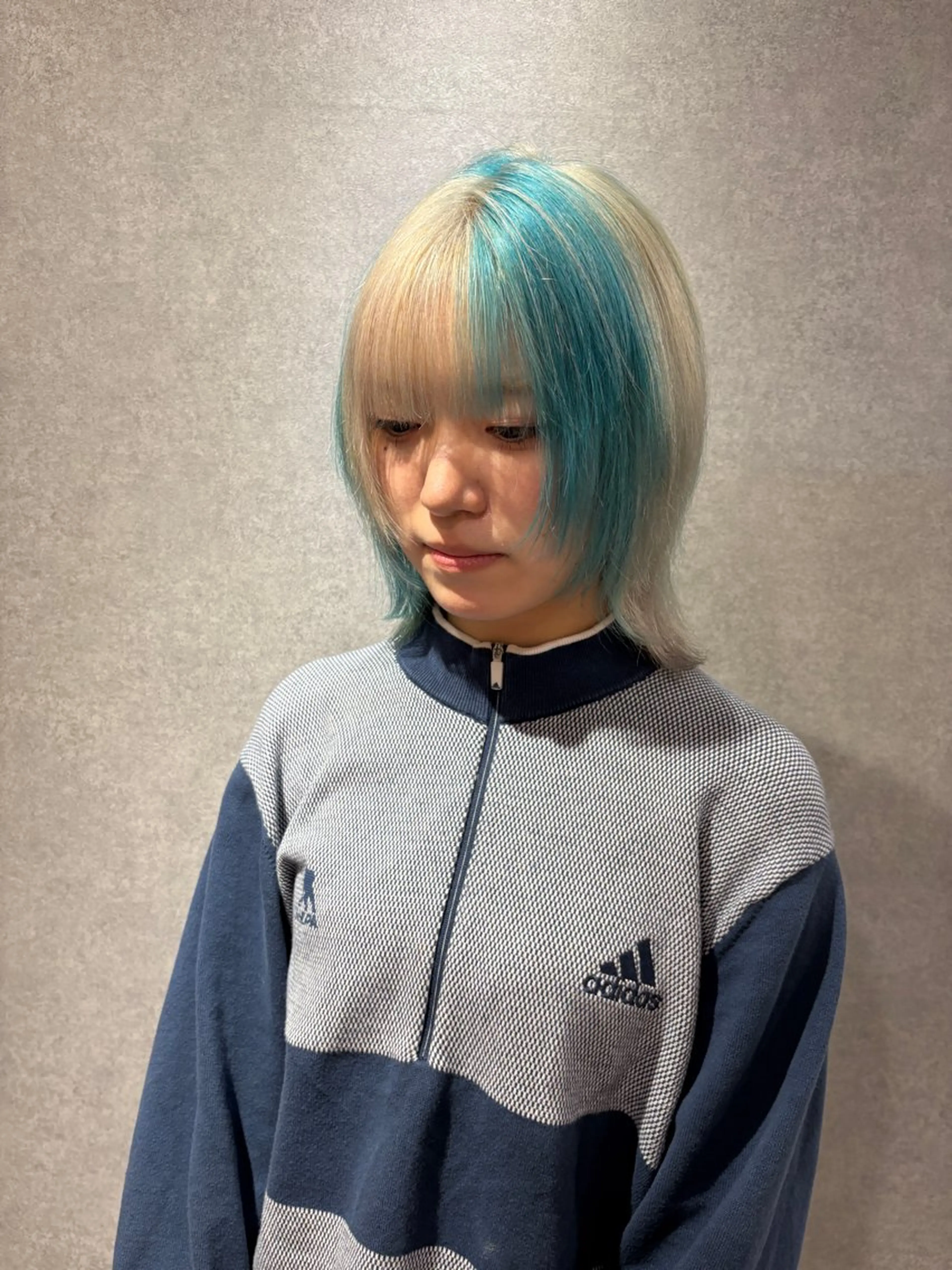 ミディアム カラー ブリーチ ブロンド デザインカラー ホワイトブロンド カット ヘアカラー トリートメント ウルフ/レイヤー/ ブリーチ/牧原歩夢のヘアスタイル