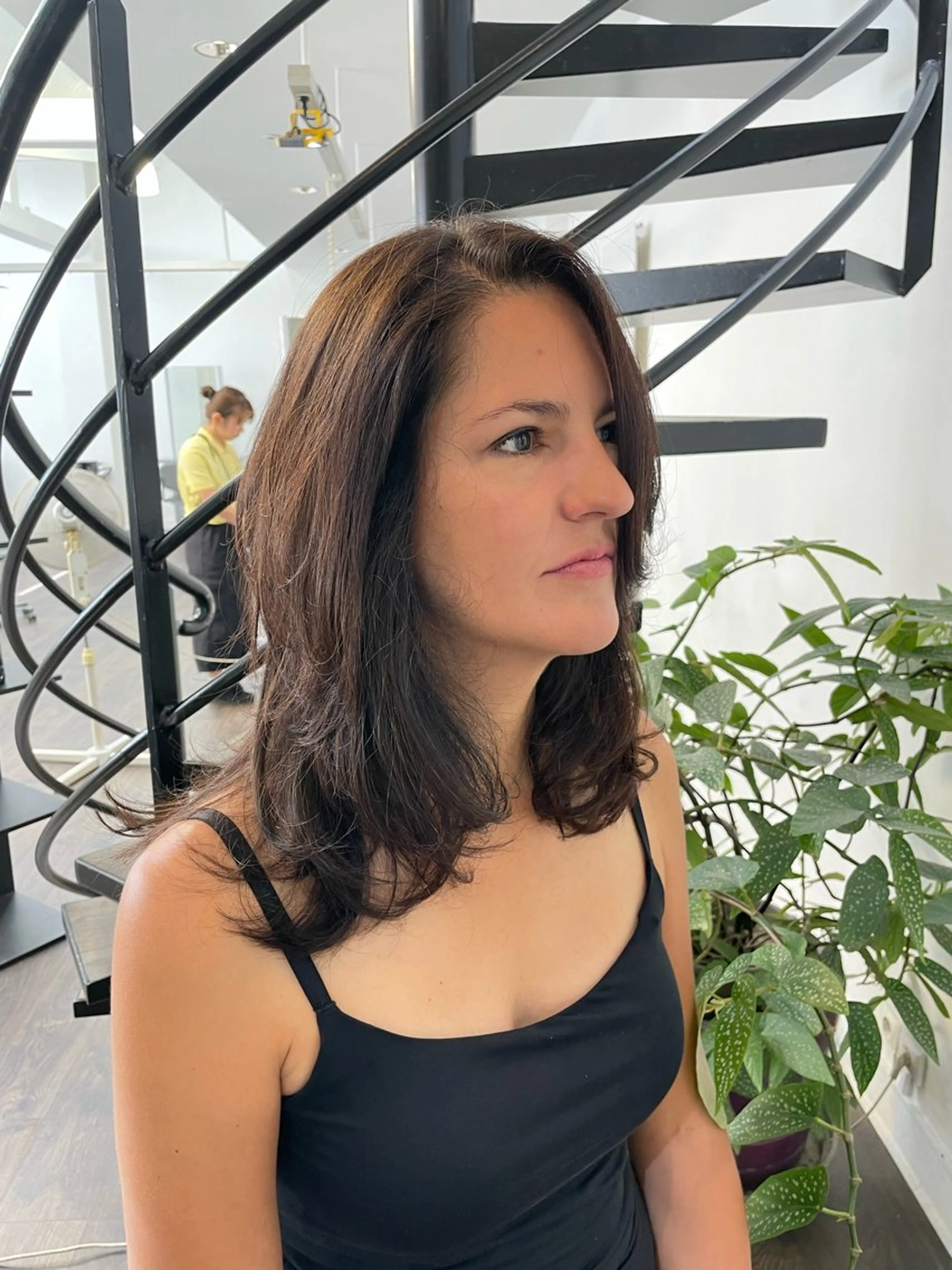 ミディアム 西川 朋恵のヘアスタイル