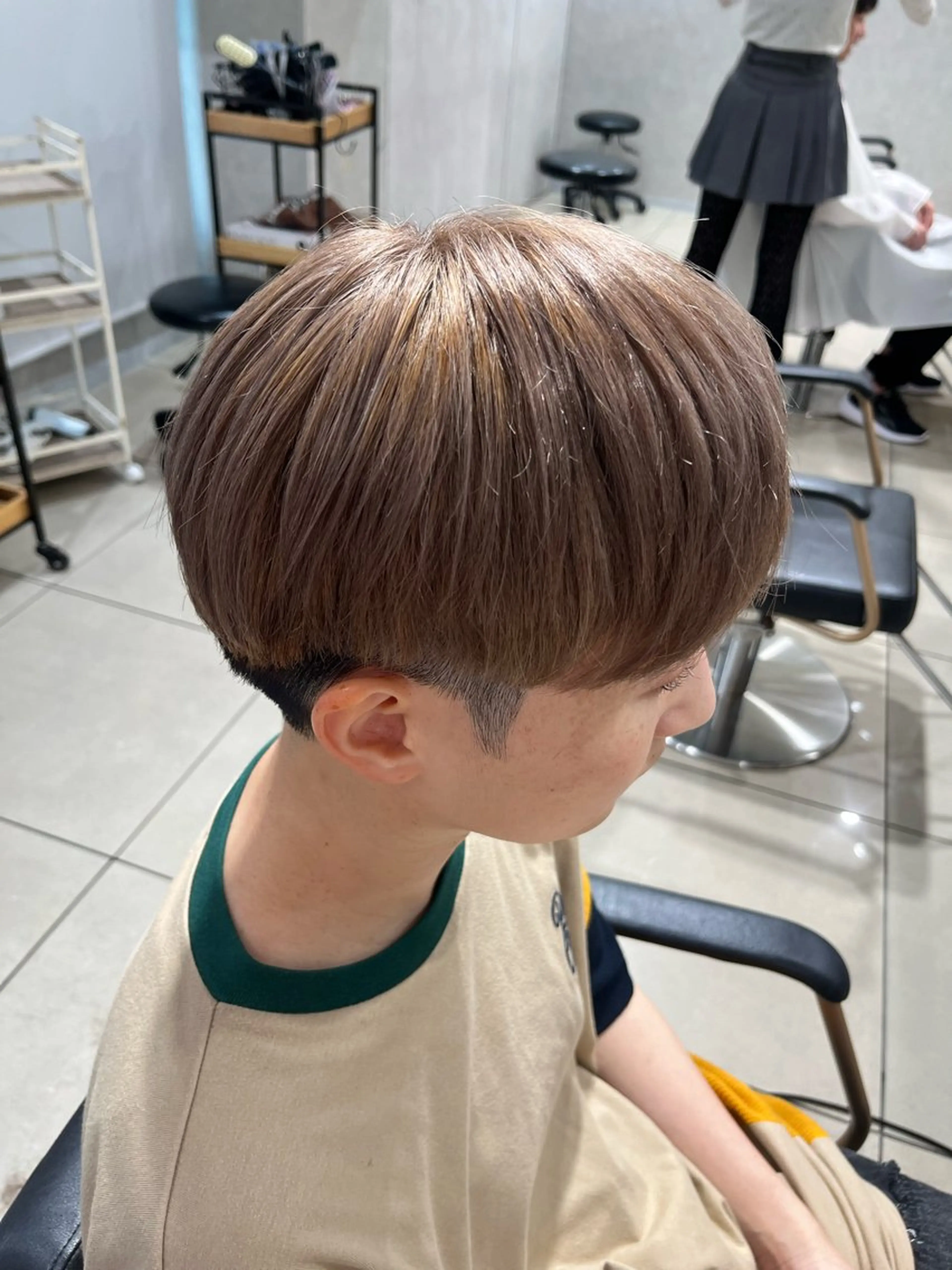 ショート カラー ベージュカラー ブリーチ ミルクティーベージュ カット ヘアカラー 巖本 真希のヘアスタイル