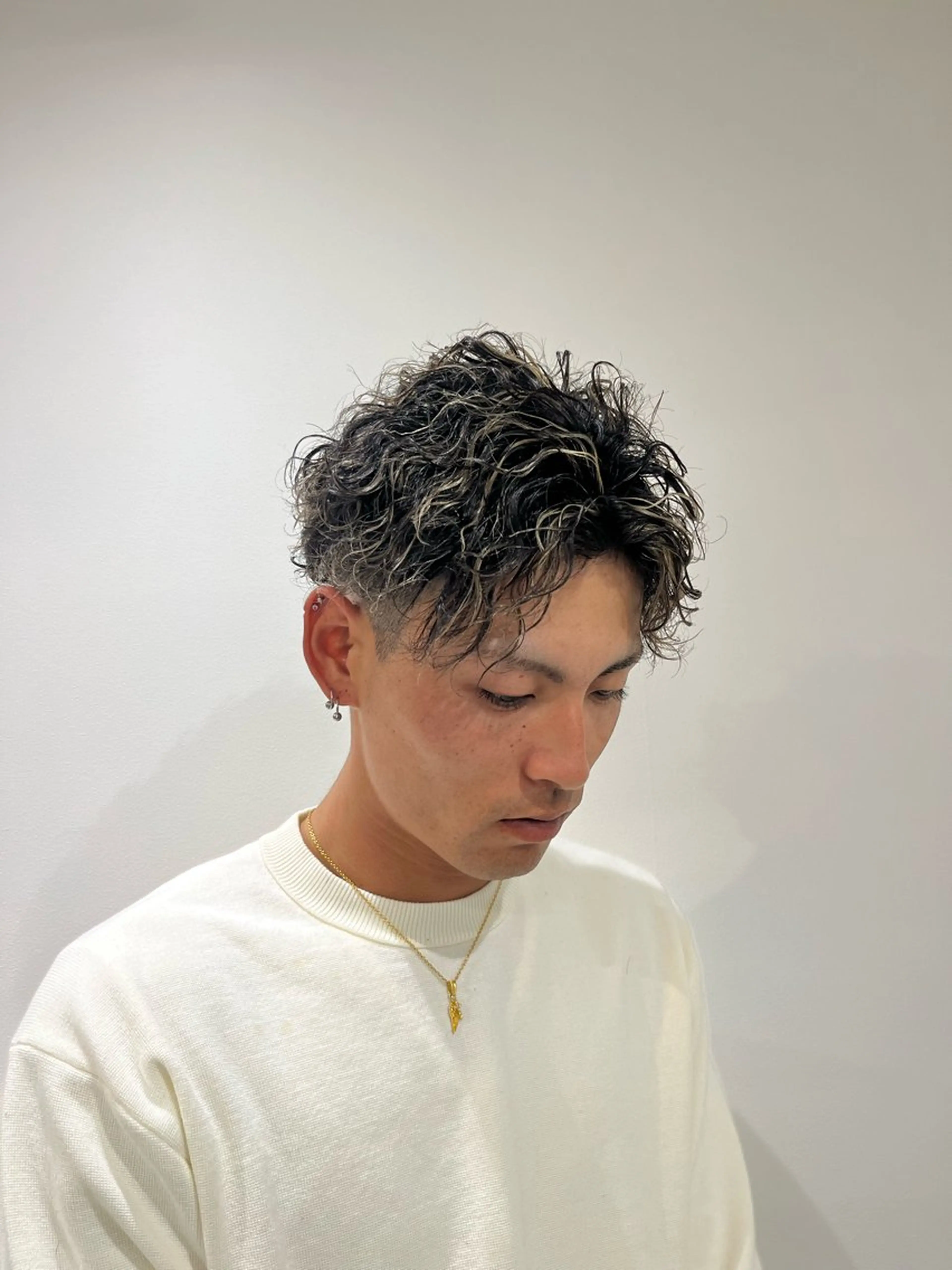 ショート カラー パーマ メンズ メンズハイライト メンズパーマ 黒髪 ハイライトカラー ハイライト カット パーマ 【メンズ特化】金沢 /片町　髙木　功基のヘアスタイル