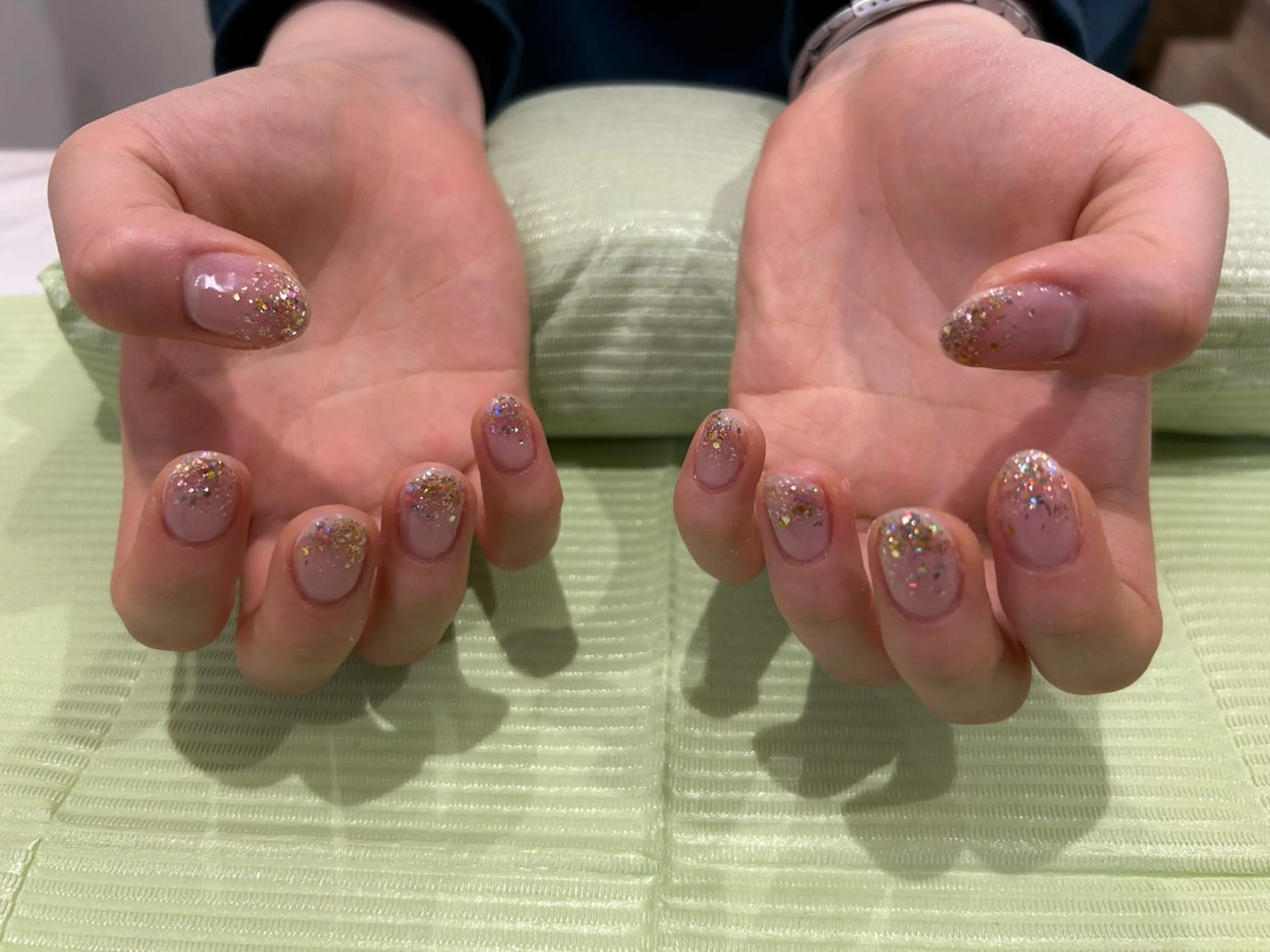 ネイル グラデーション キラキラネイル ラメ(グリッター) ラメグラデーション Eyelash & nail Buena 高円寺店所属・新人ネイリスト yuaのネイルデザイン