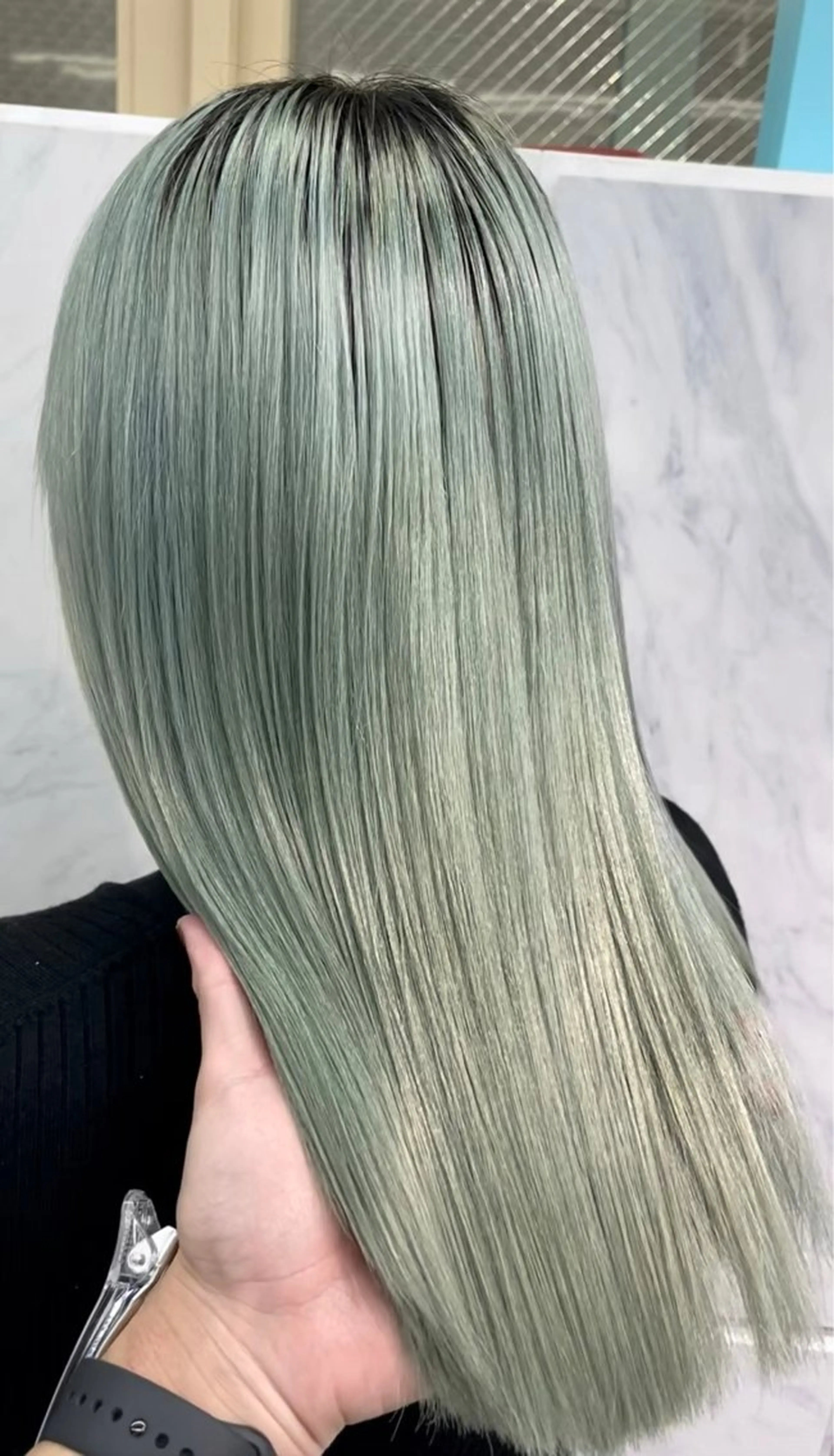 セミロング カラー ハイトーン/艶カラー 𝐧𝐨𝐚のヘアスタイル