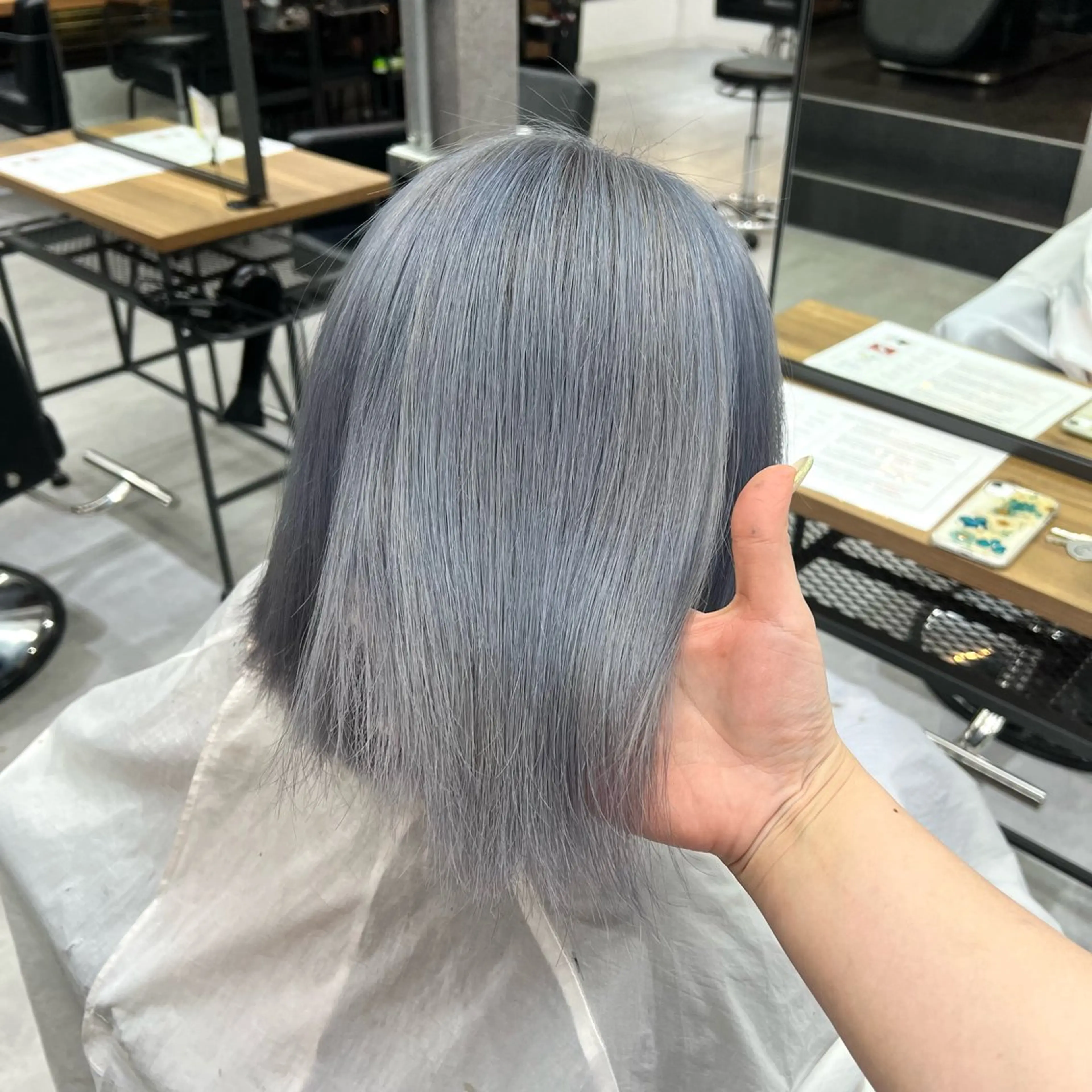 ミディアム カラー シールエクステ ブリーチ ブルーカラー 透明感カラー デザインカラー いろあそび所属・ショート/ウルフ カットモデル募集のヘアスタイル