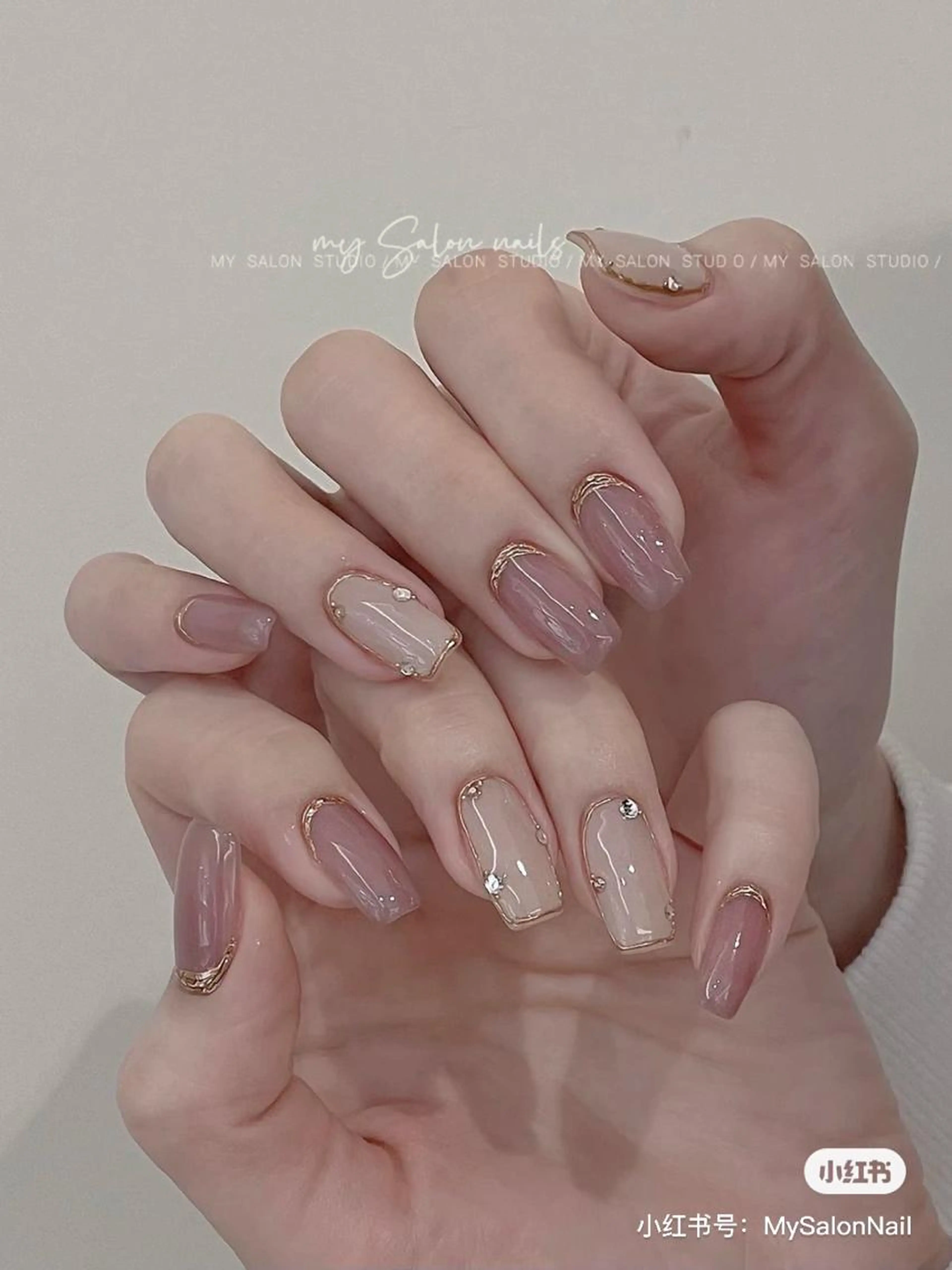 季節のトレンドミラーネイルの写真