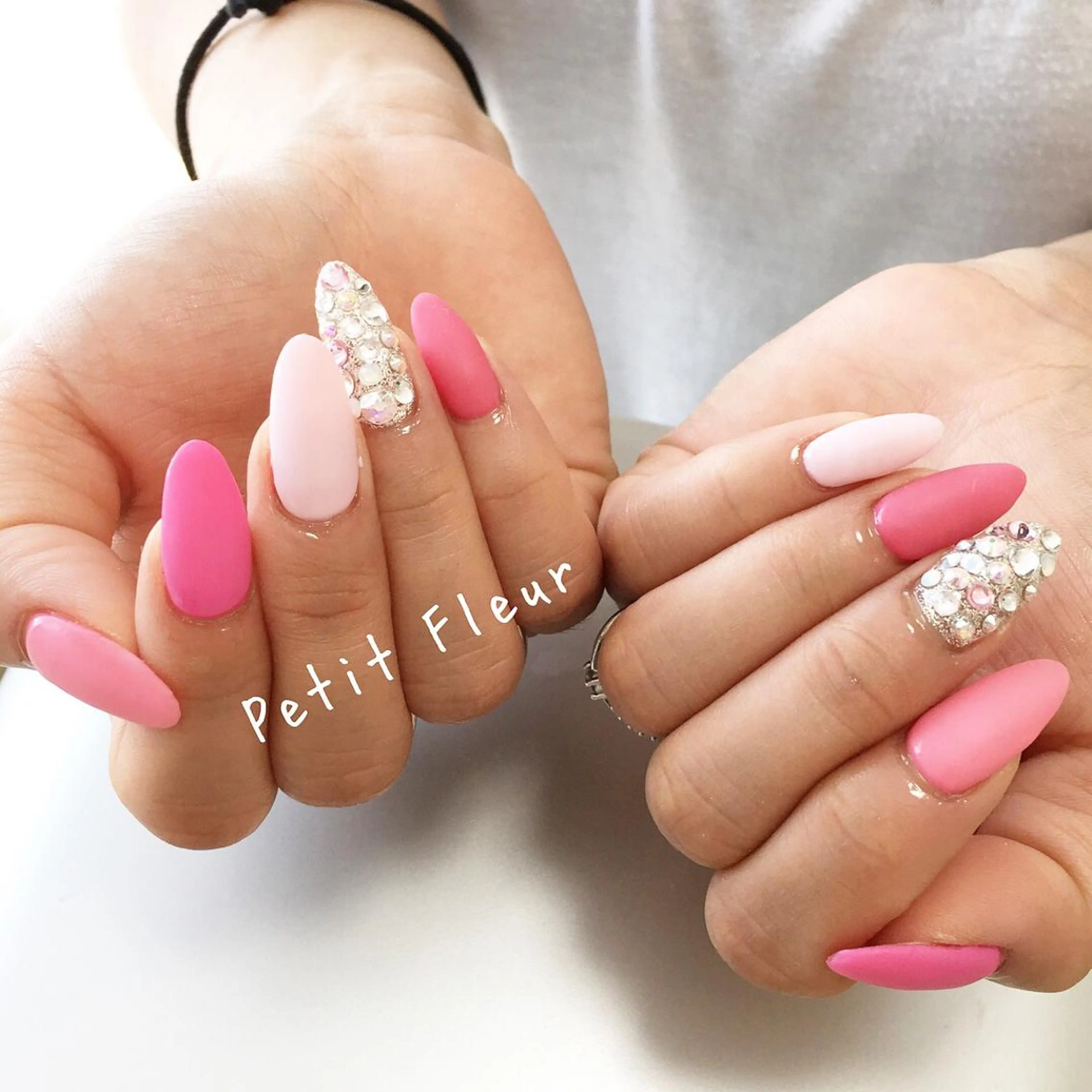 ネイル グラデーション キラキラネイル マットネイル ワンカラーネイル ピンク Petit Fleur所属・青柳 亜梨奈のマツエク・マツパデザイン