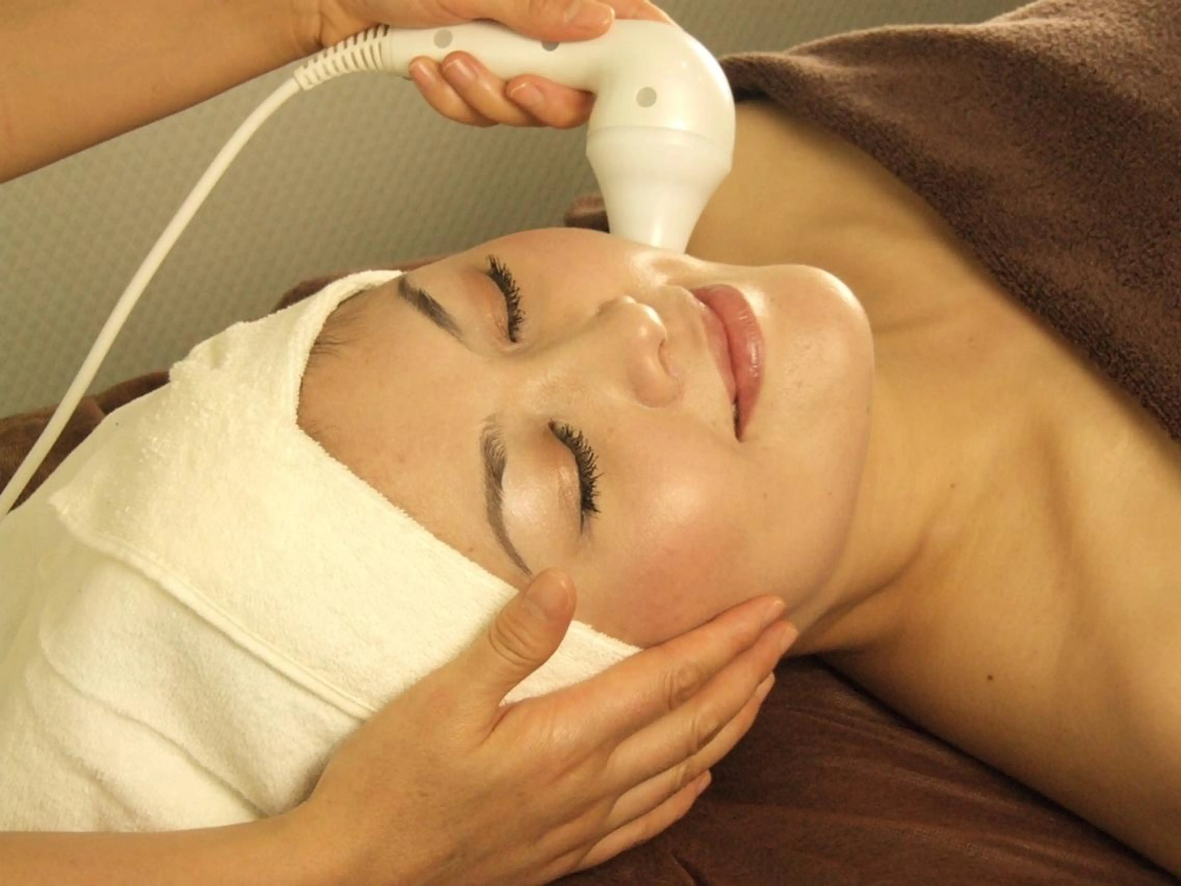 29【シワ&たるみ改善】スーパー立体的小顔キャビLEDorラジオ波70分6,880円の写真