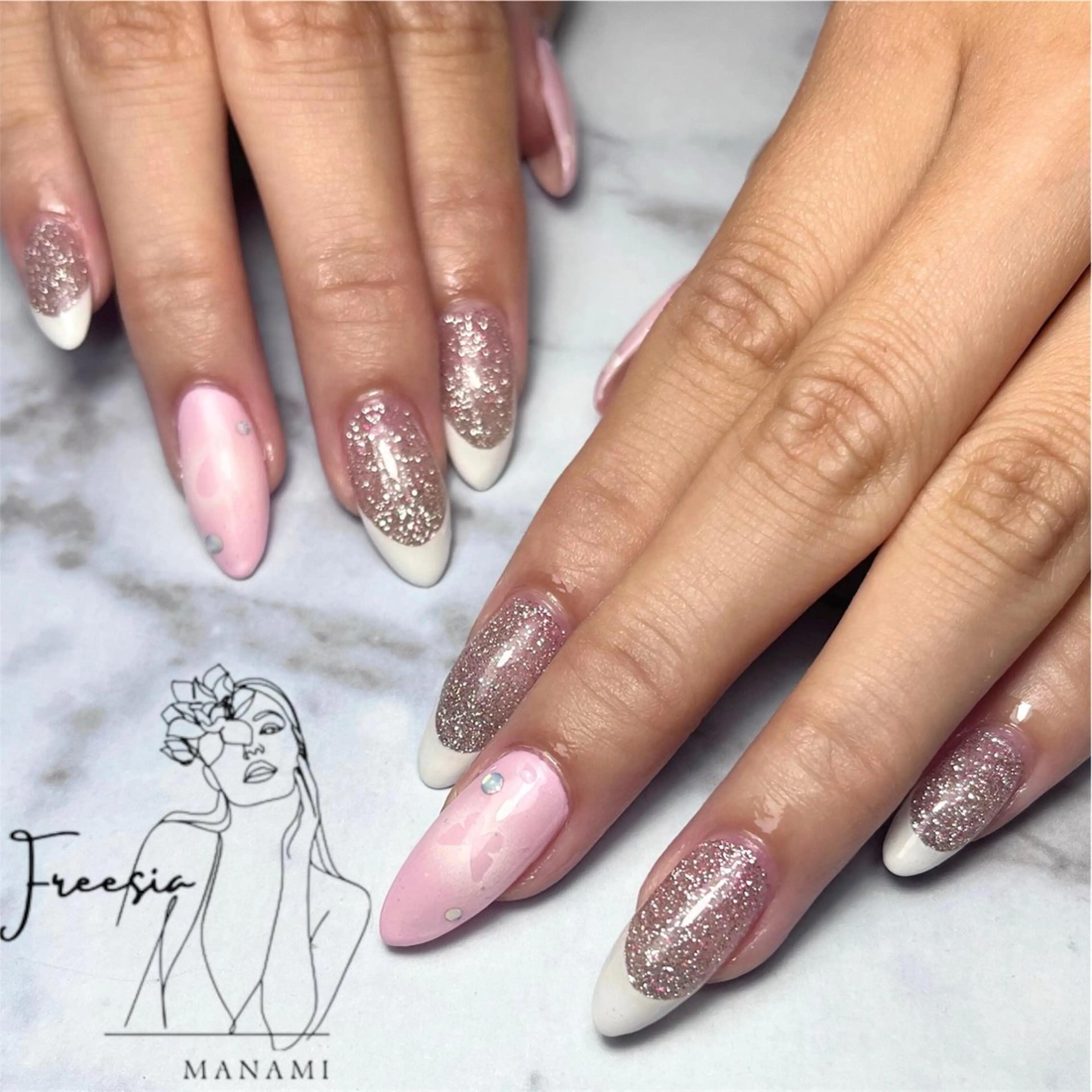 ネイル チークネイル フレンチネイル ラメ(グリッター) ロングネイル ピンク ハンドネイル freesia Manamiのネイルデザイン