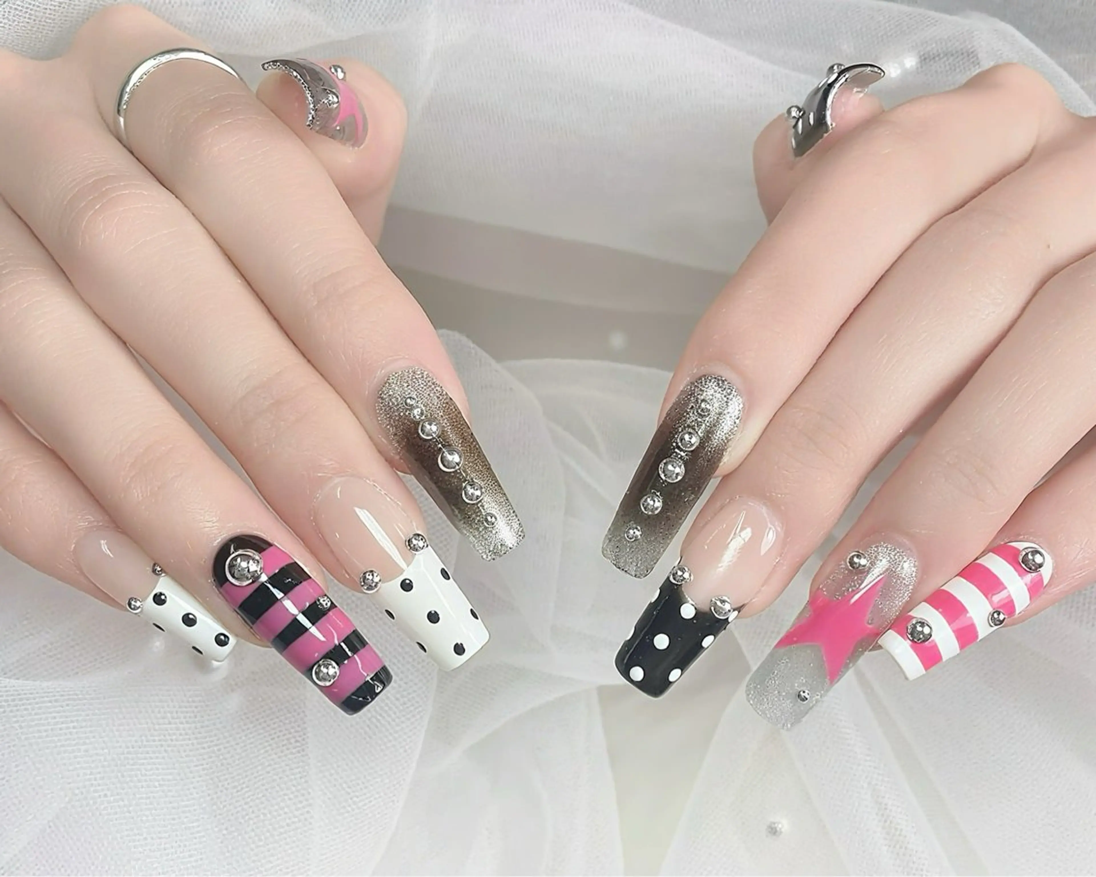 ネイル アートネイル ドット ハンドネイル ハンドケア Gote Kawa nail salonのネイルデザイン