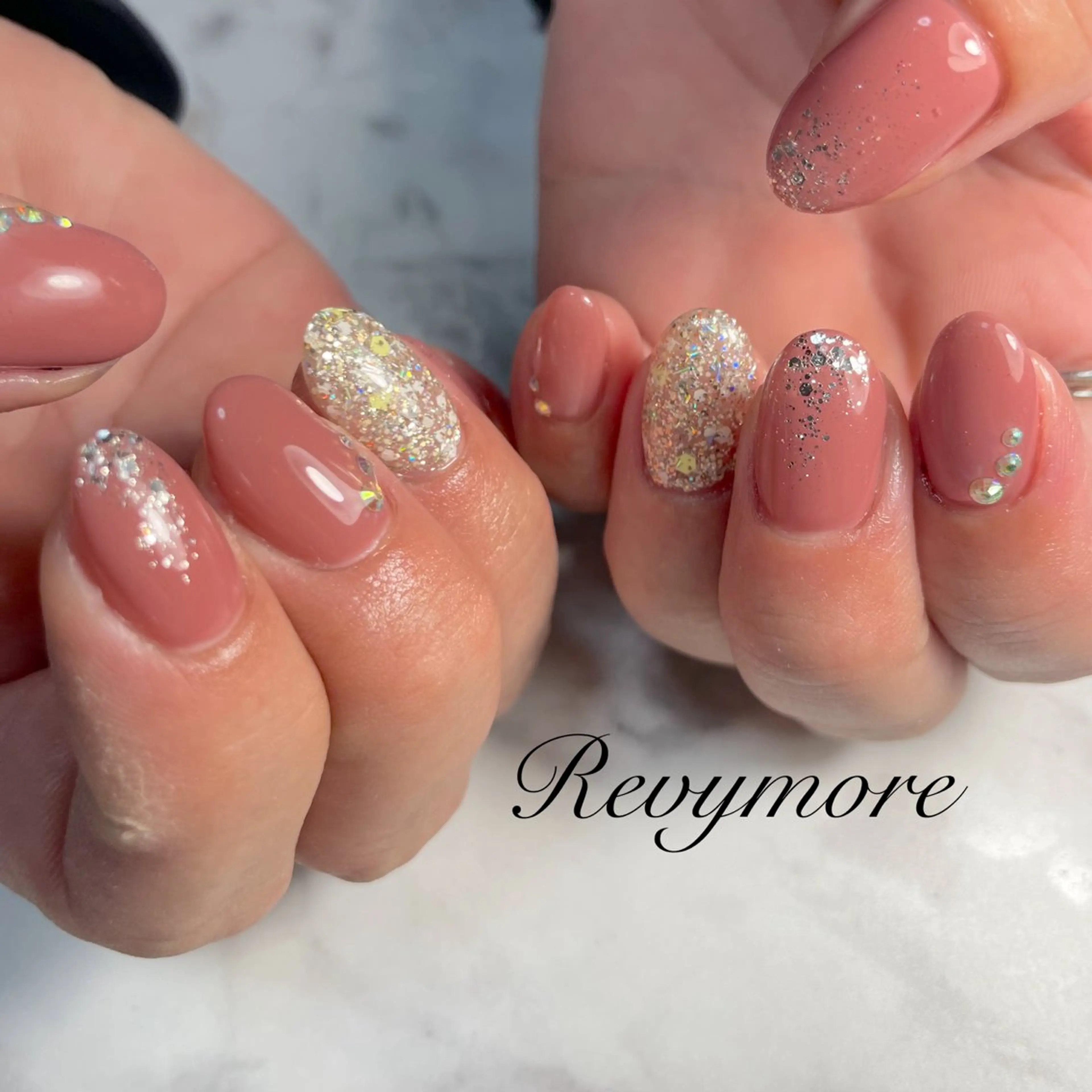 ネイル ブラウン ジェルネイル キラキラネイル 韓国ネイル ニュアンスネイル nail salon Revymore所属・nail salon Revymoreのネイルデザイン